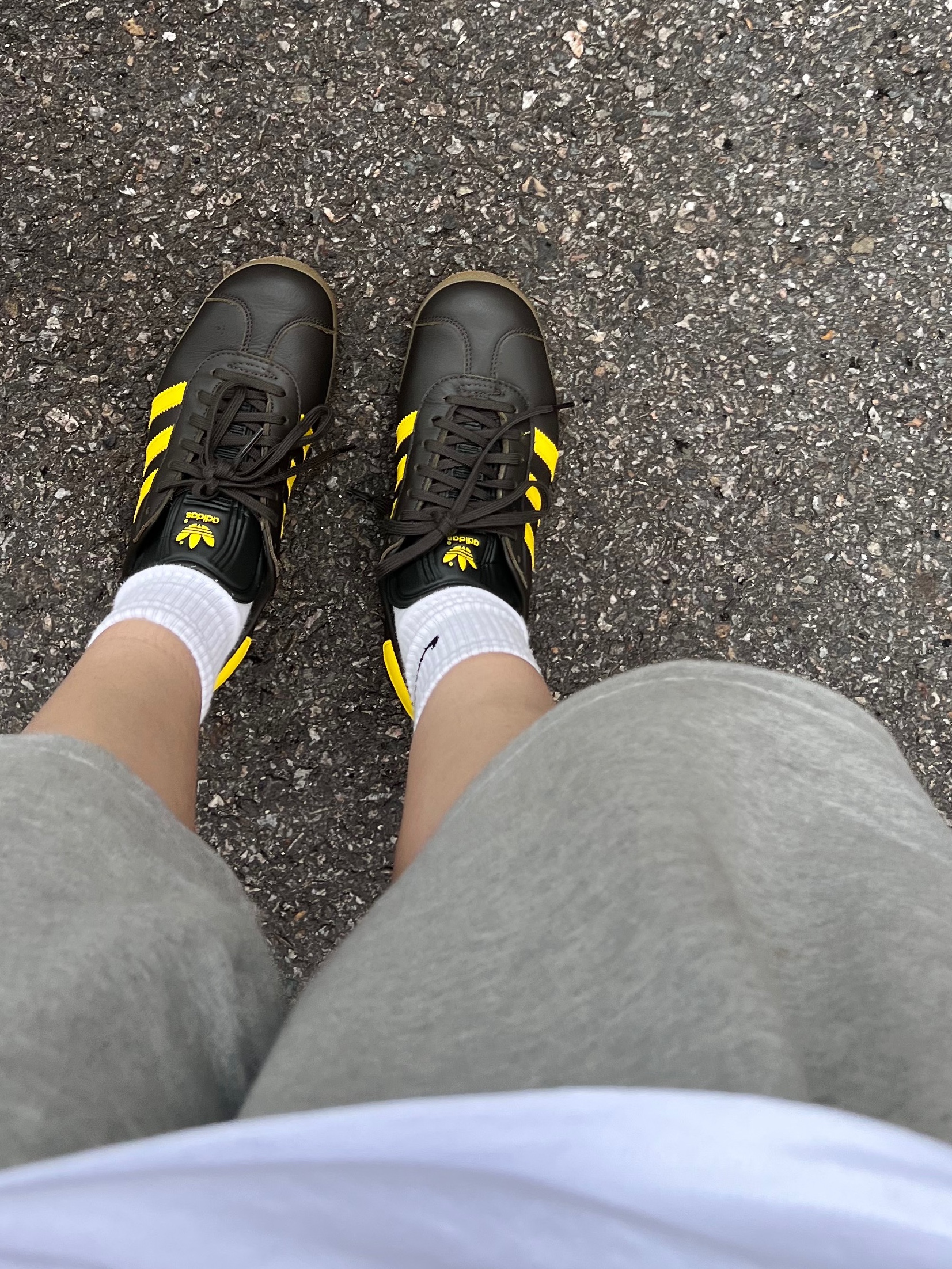 Adidas Gazelle Shadow Olive Impact Yellow 착용 스타일