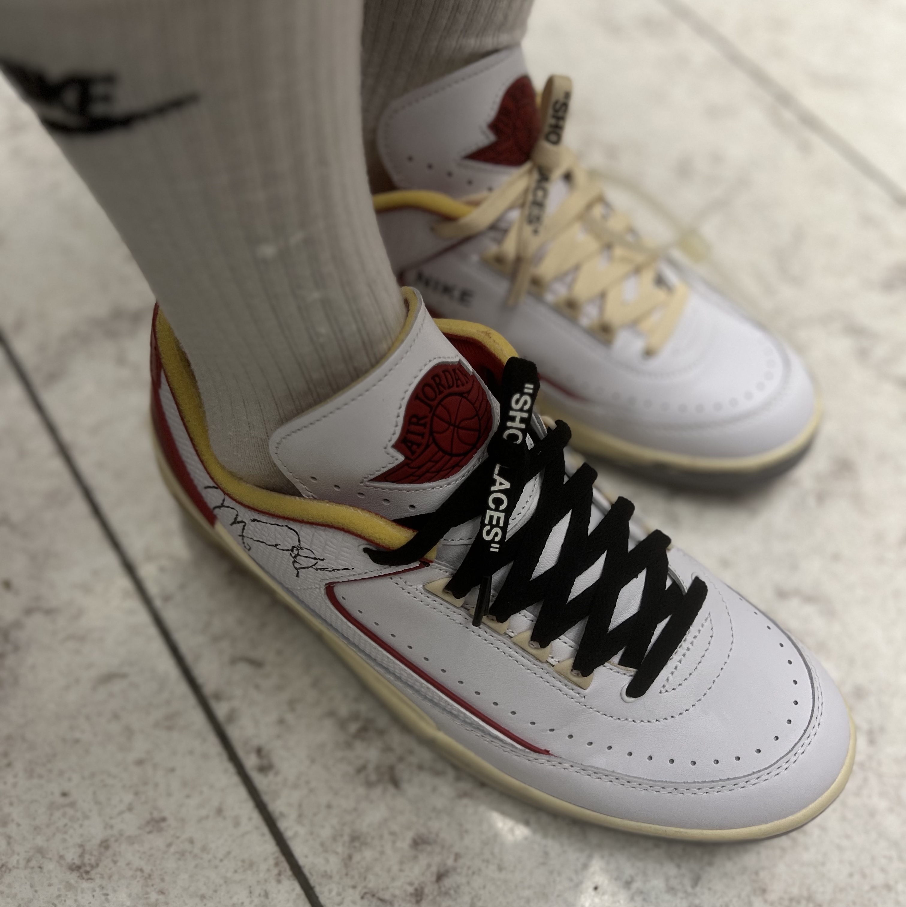 Jordan 2 x Off-White Retro Low SP White and Varsity Red 착용 스타일 - 2