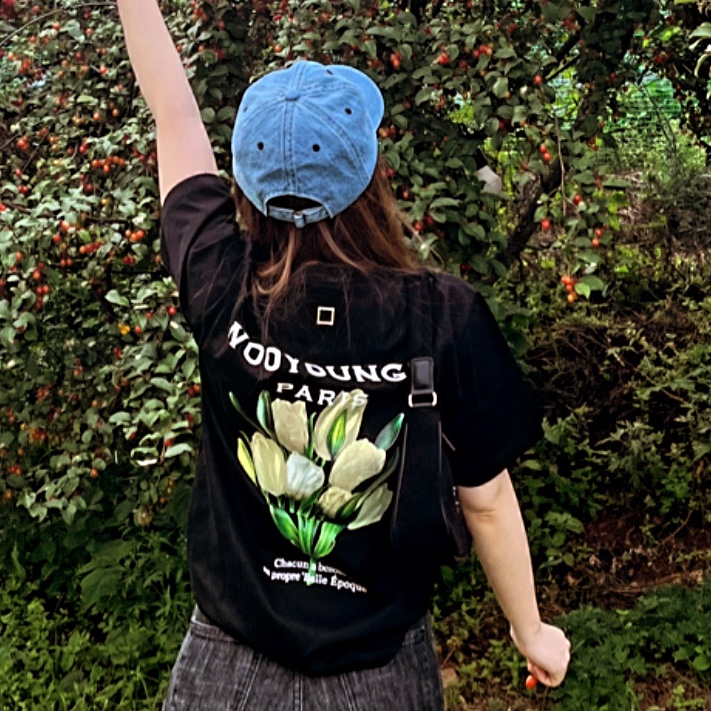 (W) Wooyoungmi Flower Print Back Logo T-Shirt Black - 22SS 착용 스타일