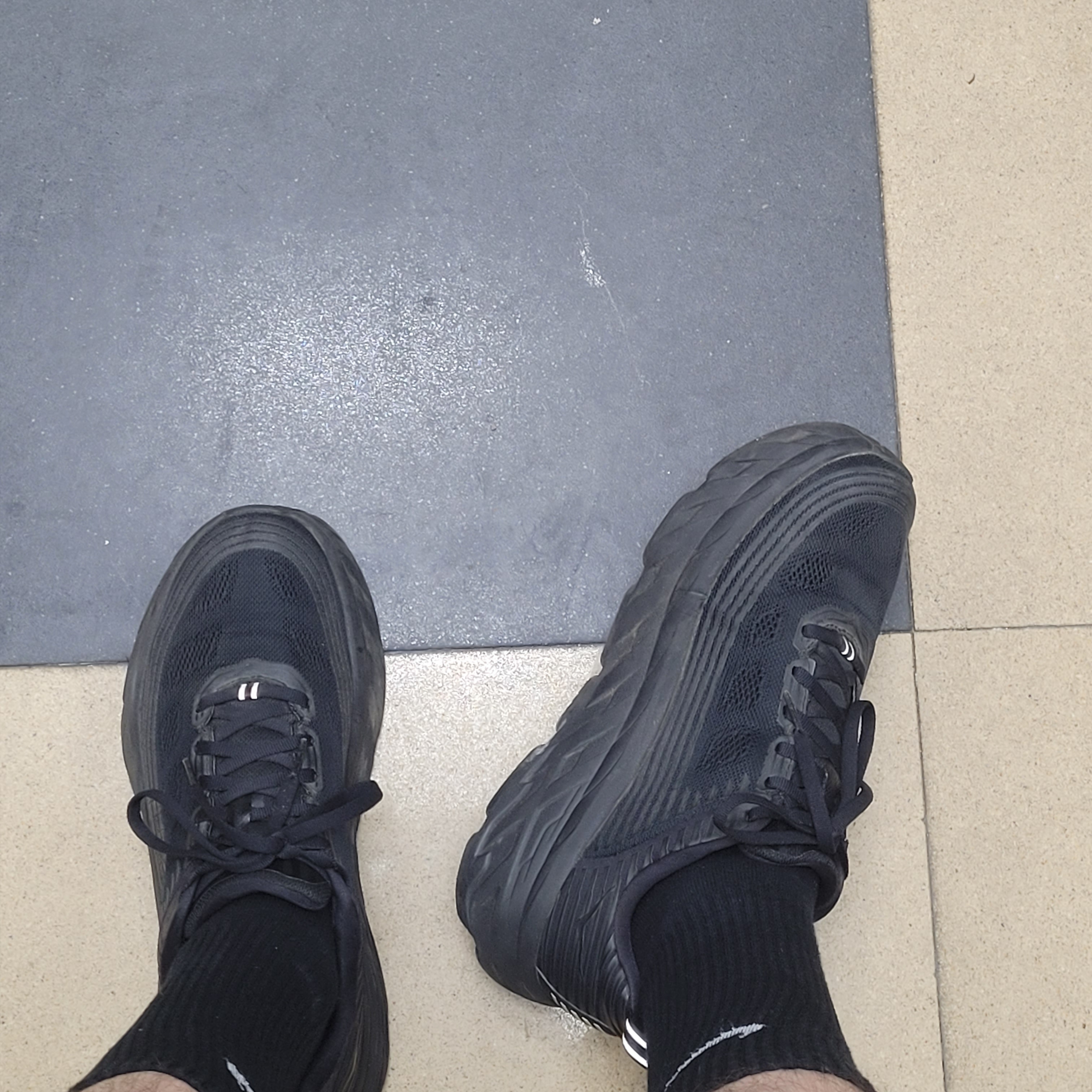 Hoka Bondi 6 Black - Wide 착용 스타일