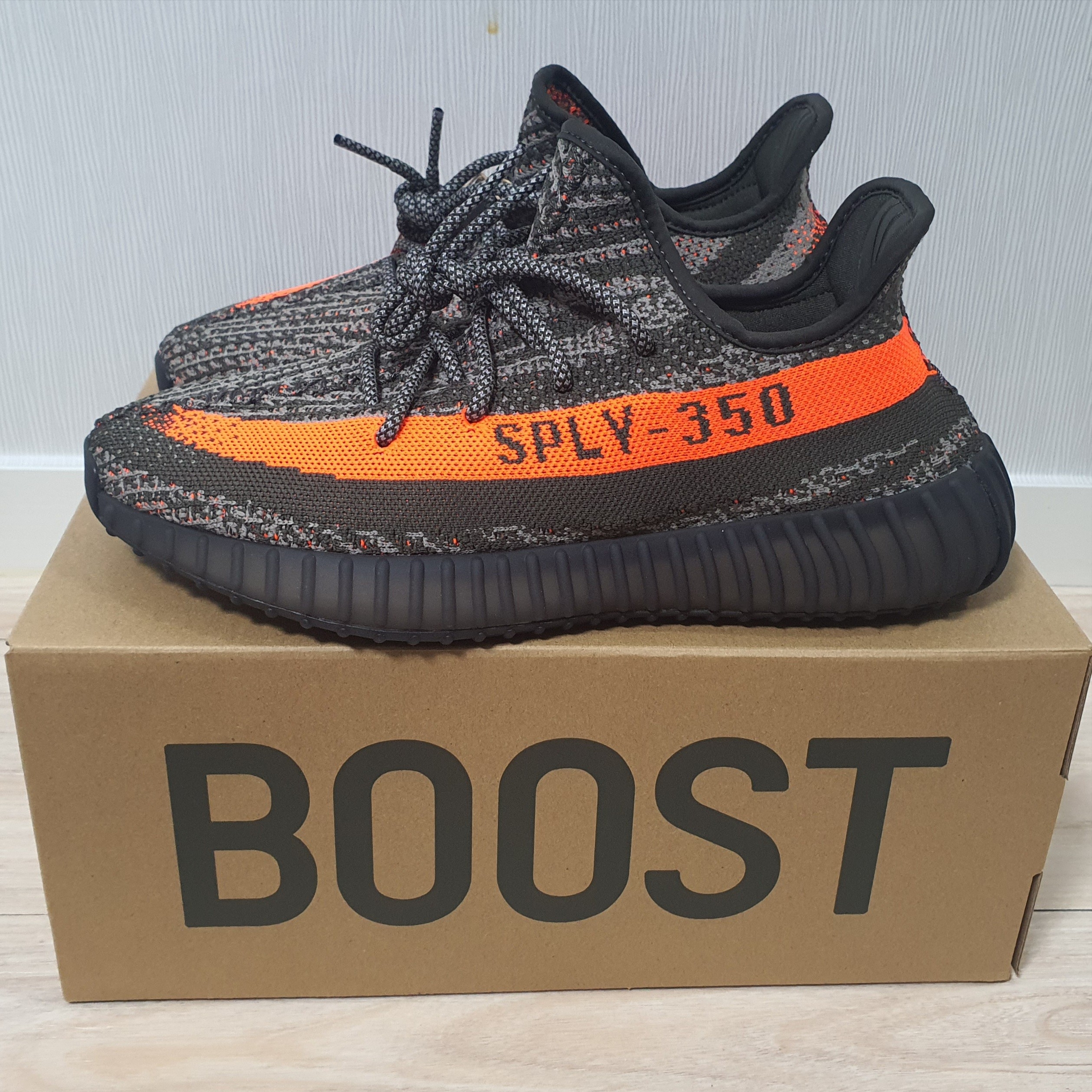 Adidas Yeezy Boost 350 V2 Carbon Beluga 착용 스타일