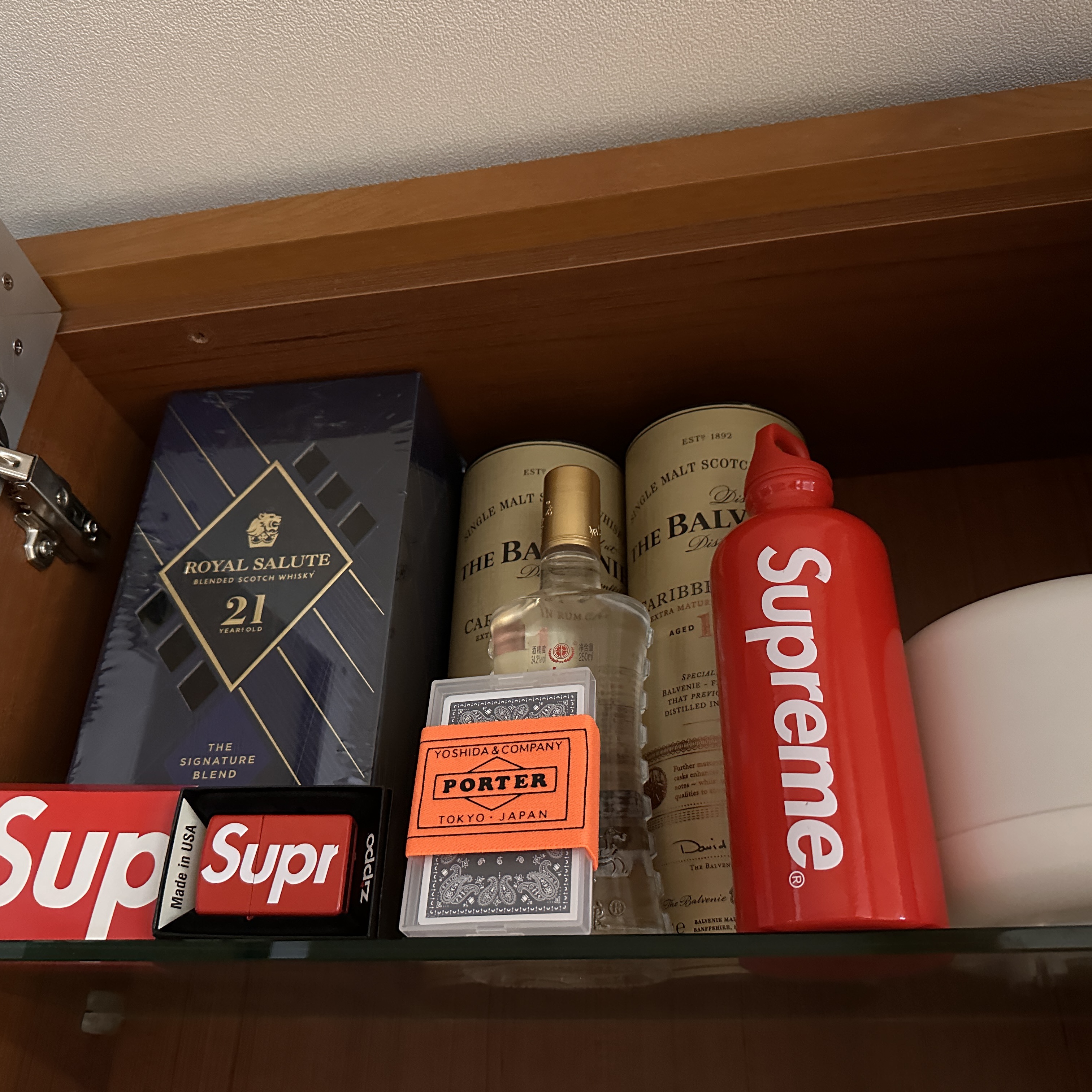 Supreme x Sigg Traveller 0.6L Water Bottle Red - 23SS 착용 스타일