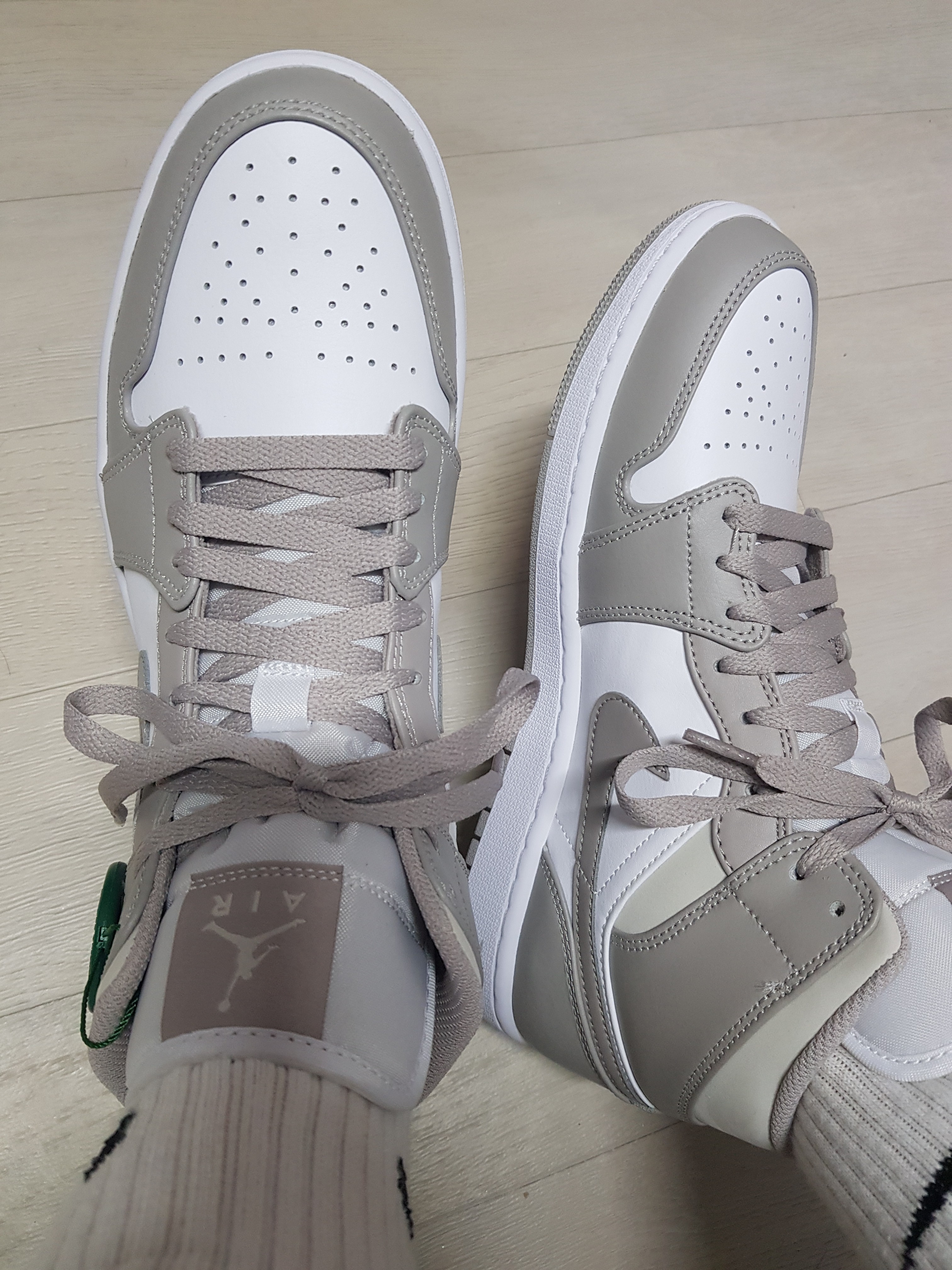 Jordan 1 Mid College Grey 착용 스타일