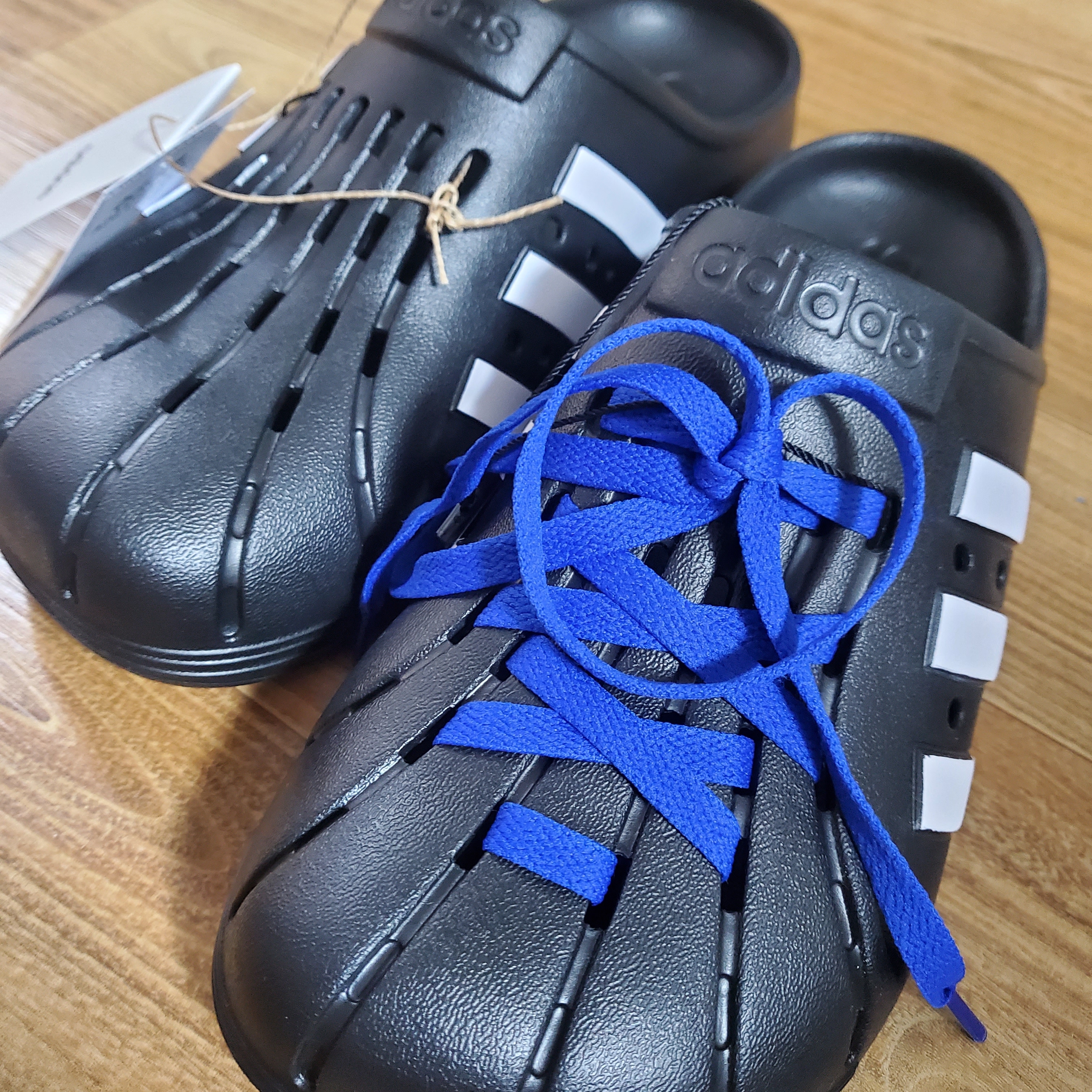 Adidas Adilette Clog Black White 착용 스타일