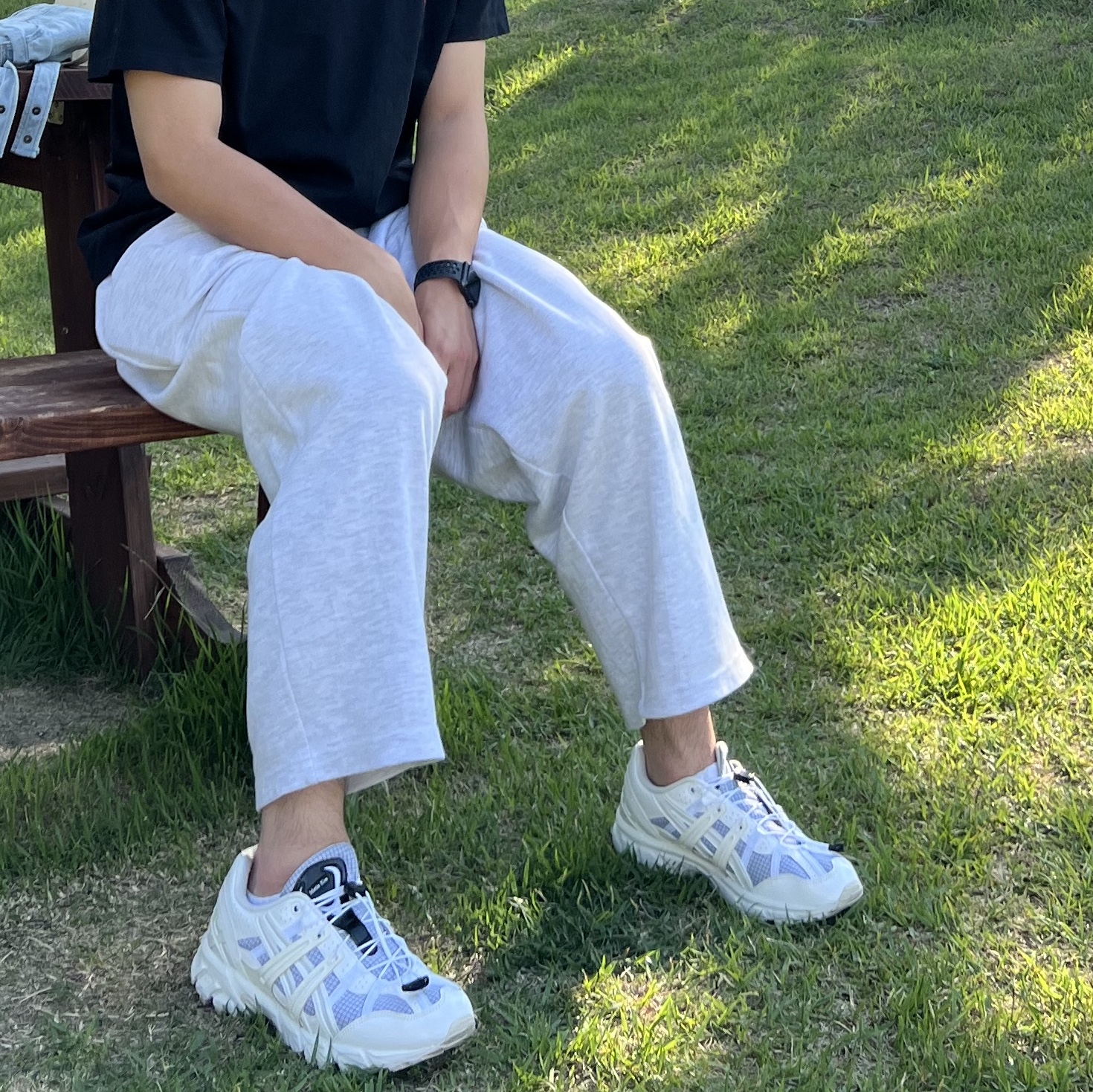(W) Asics x Matin Kim Gel-Sonoma 15-50 Glacier Grey White, AMI de Coeur T-Shirt Black 착용 스타일