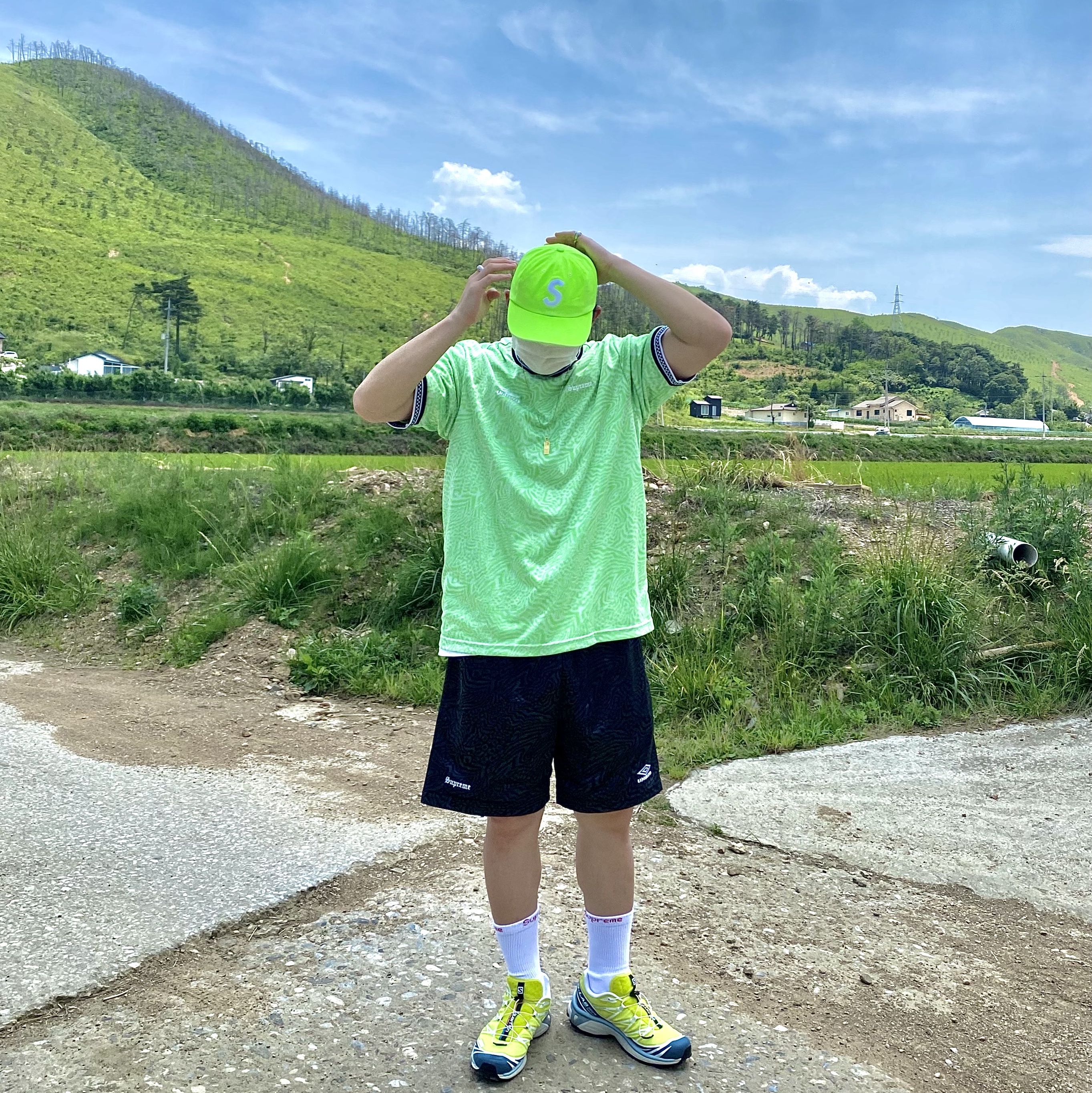 Supreme Pigment Canvas S Logo 6-Panel Lime - 23SS, Supreme x Umbro Jacquard Animal Print Soccer Jersey White - 23SS 착용 스타일 - 3