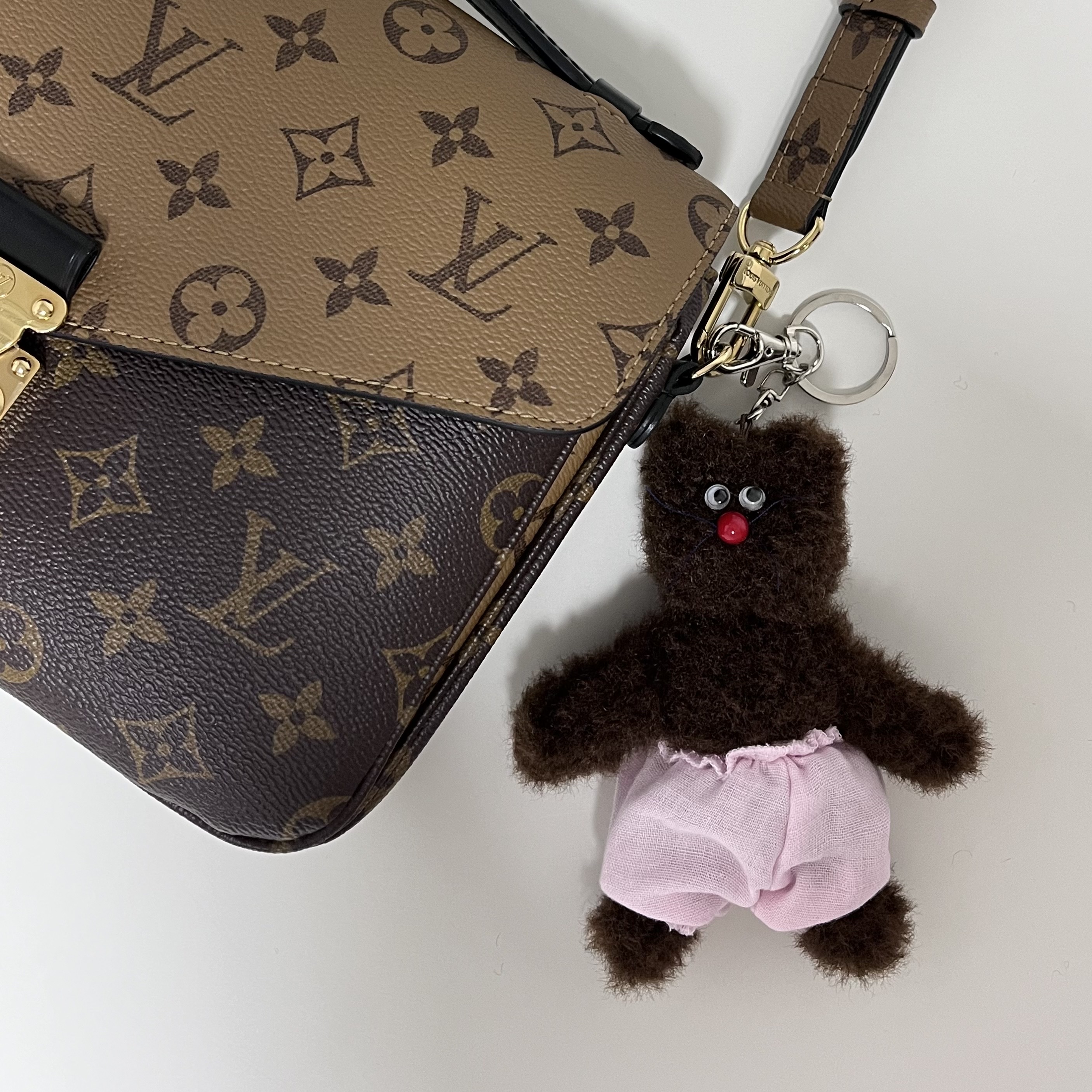 [KREAM 단독] Monamhee Bred Keyring with Pink Pants Brown, Louis Vuitton Pochette Metis Monogram Reverse 착용 스타일
