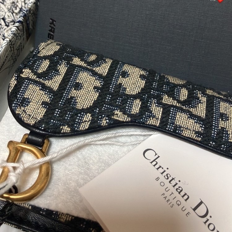 Dior Saddle Flap Card Holder Blue Dior Oblique Jacquard 착용 스타일