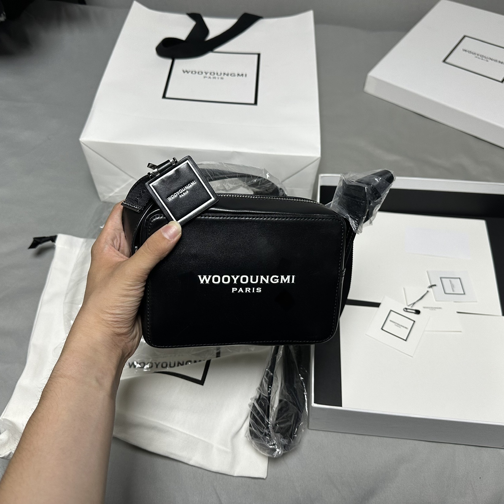 Wooyoungmi Square Mini Bag Black 착용 스타일 - 1