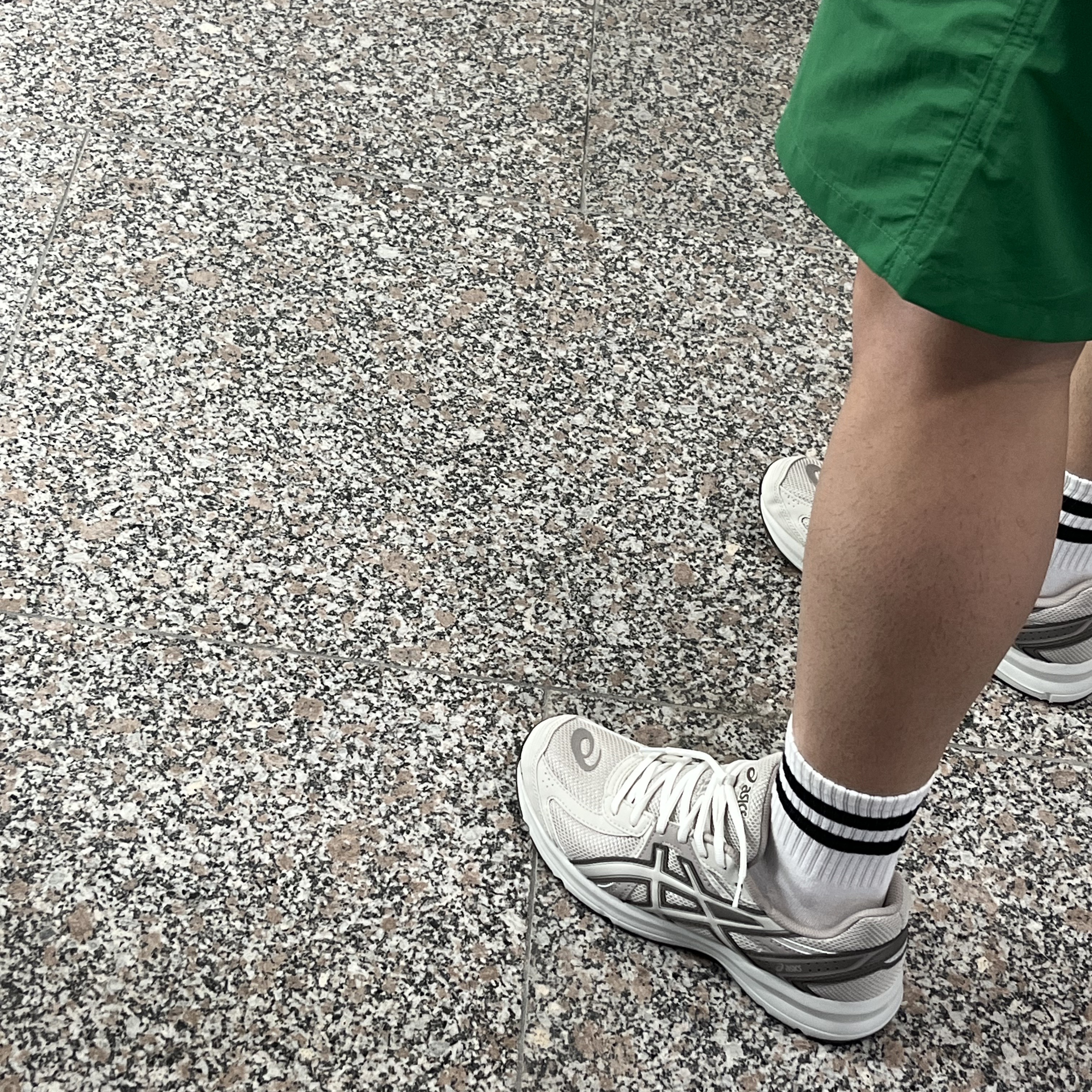 Asics Jog 100 S Birch - 2E Wide 착용 스타일 - 2