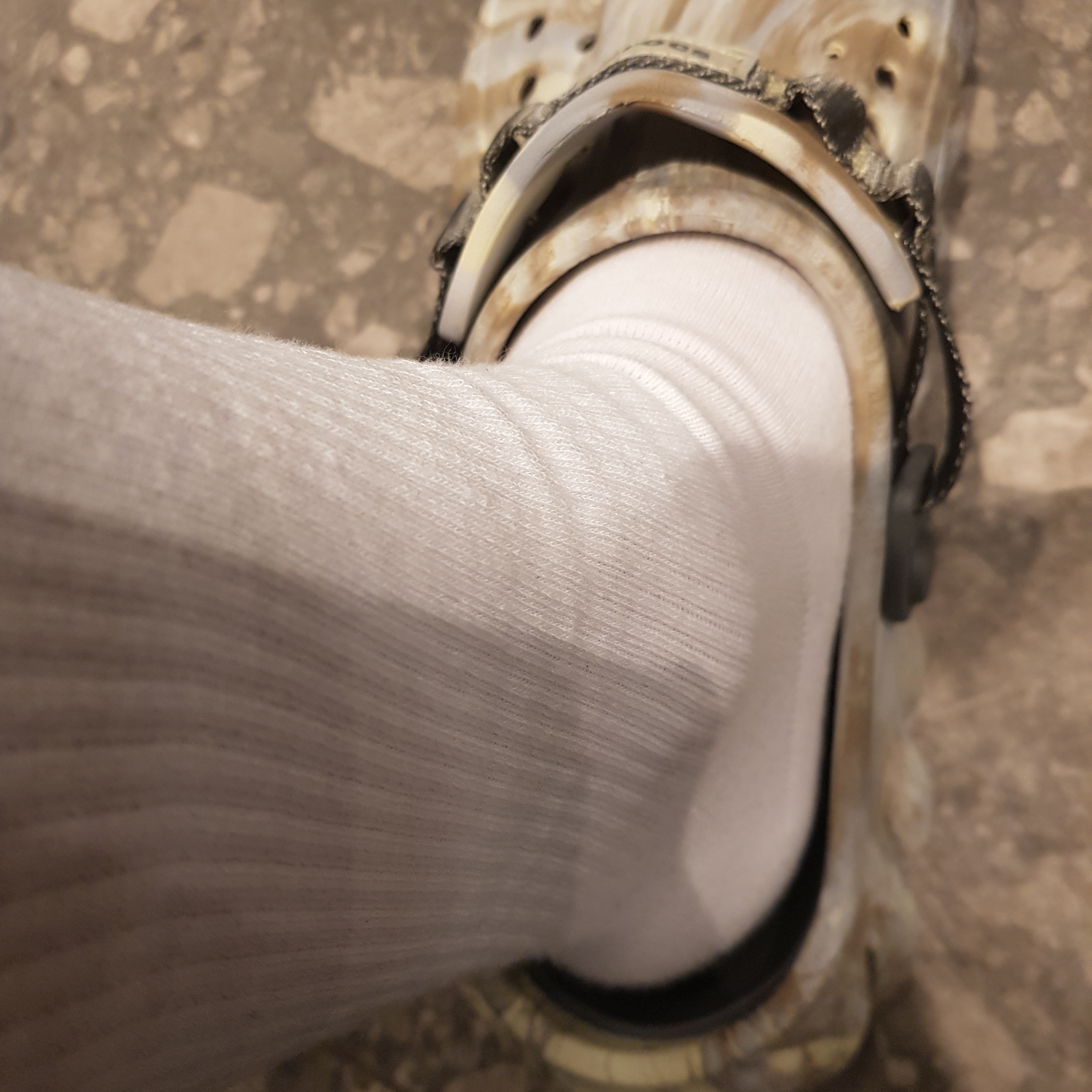 Crocs Echo Marbled Clog Bone Multi 착용 스타일 - 2