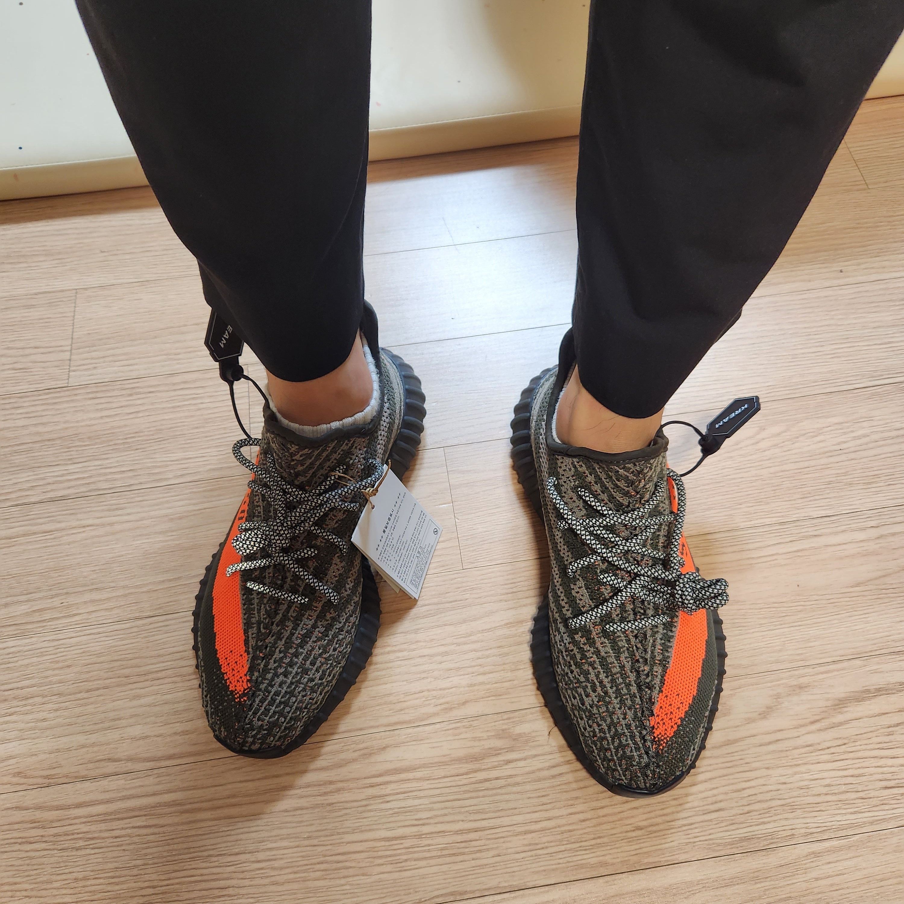 Adidas Yeezy Boost 350 V2 Carbon Beluga 착용 스타일 - 2