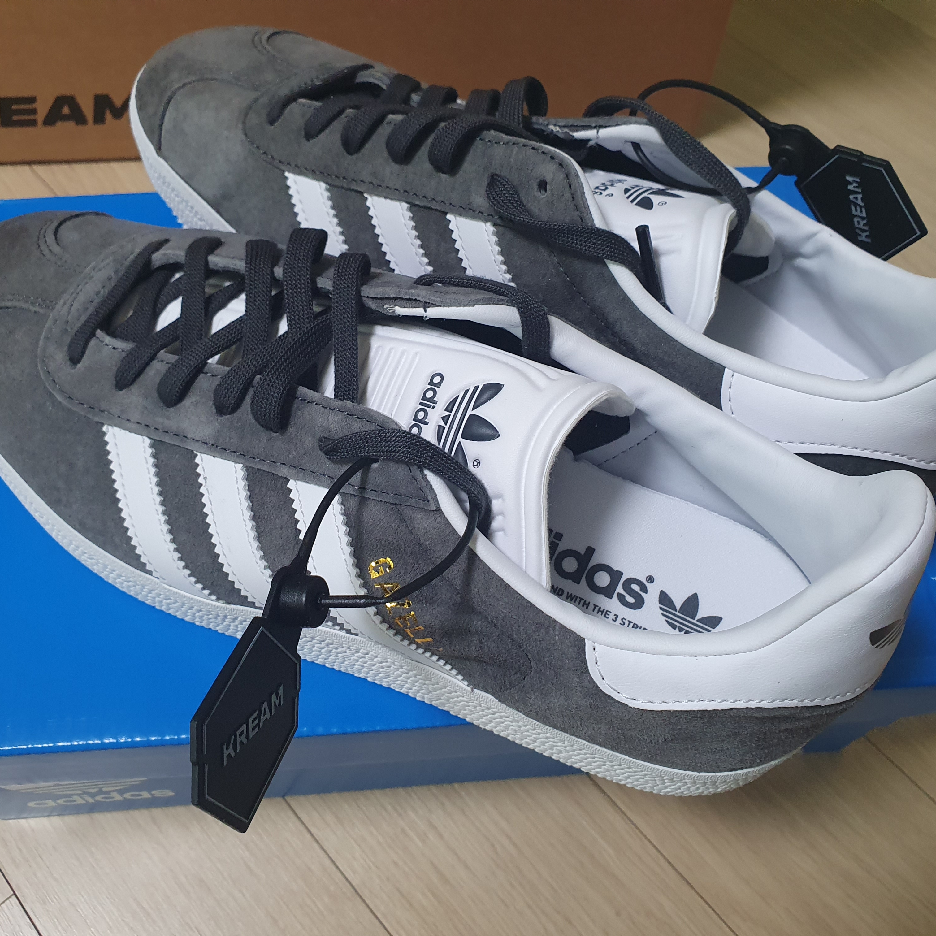 Adidas Gazelle Solid Grey 착용 스타일 - 1