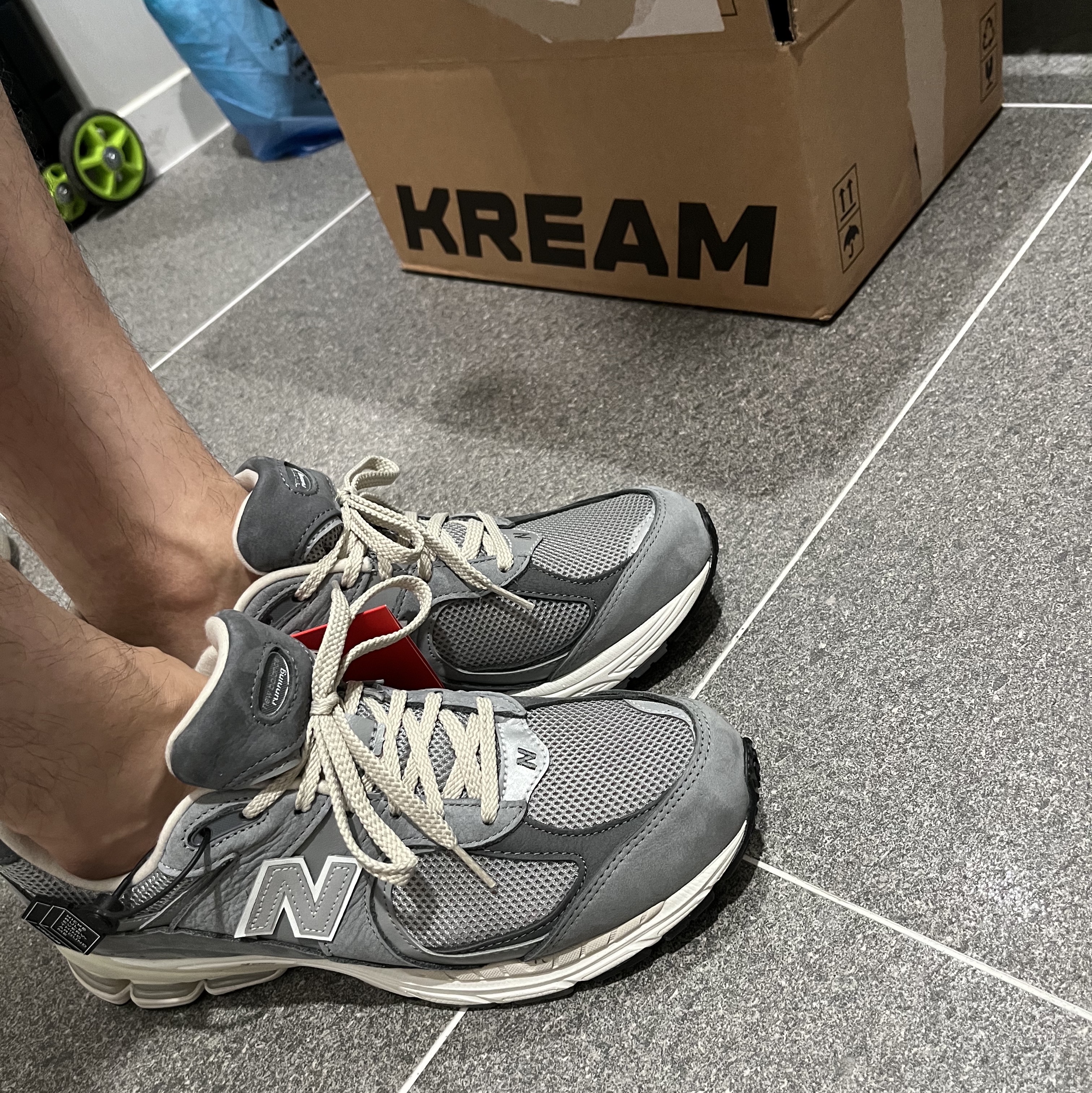 New Balance 2002R Premium Vintage Grey 착용 스타일
