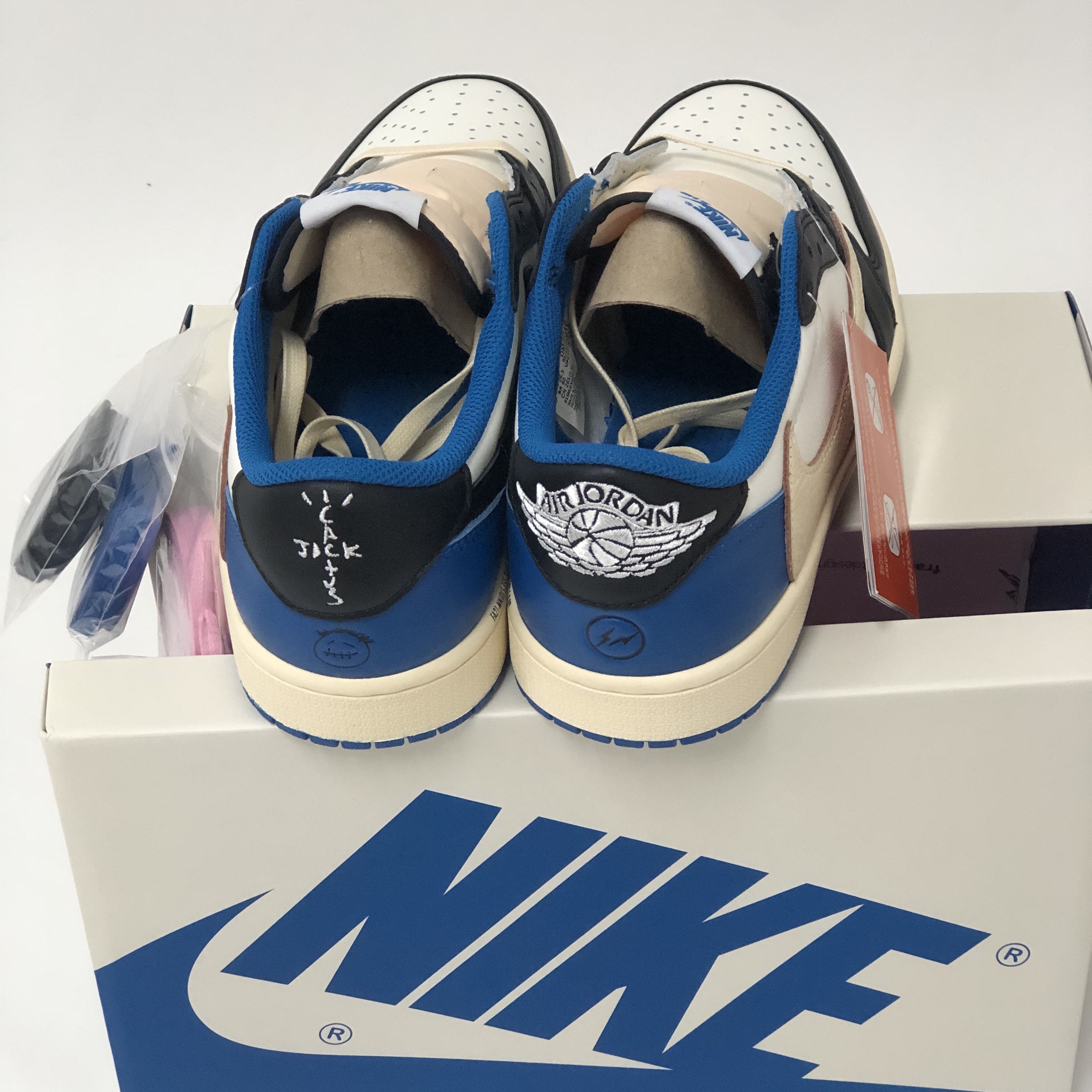 Jordan 1 x Travis Scott x Fragment Retro Low OG SP Military Blue 착용 스타일