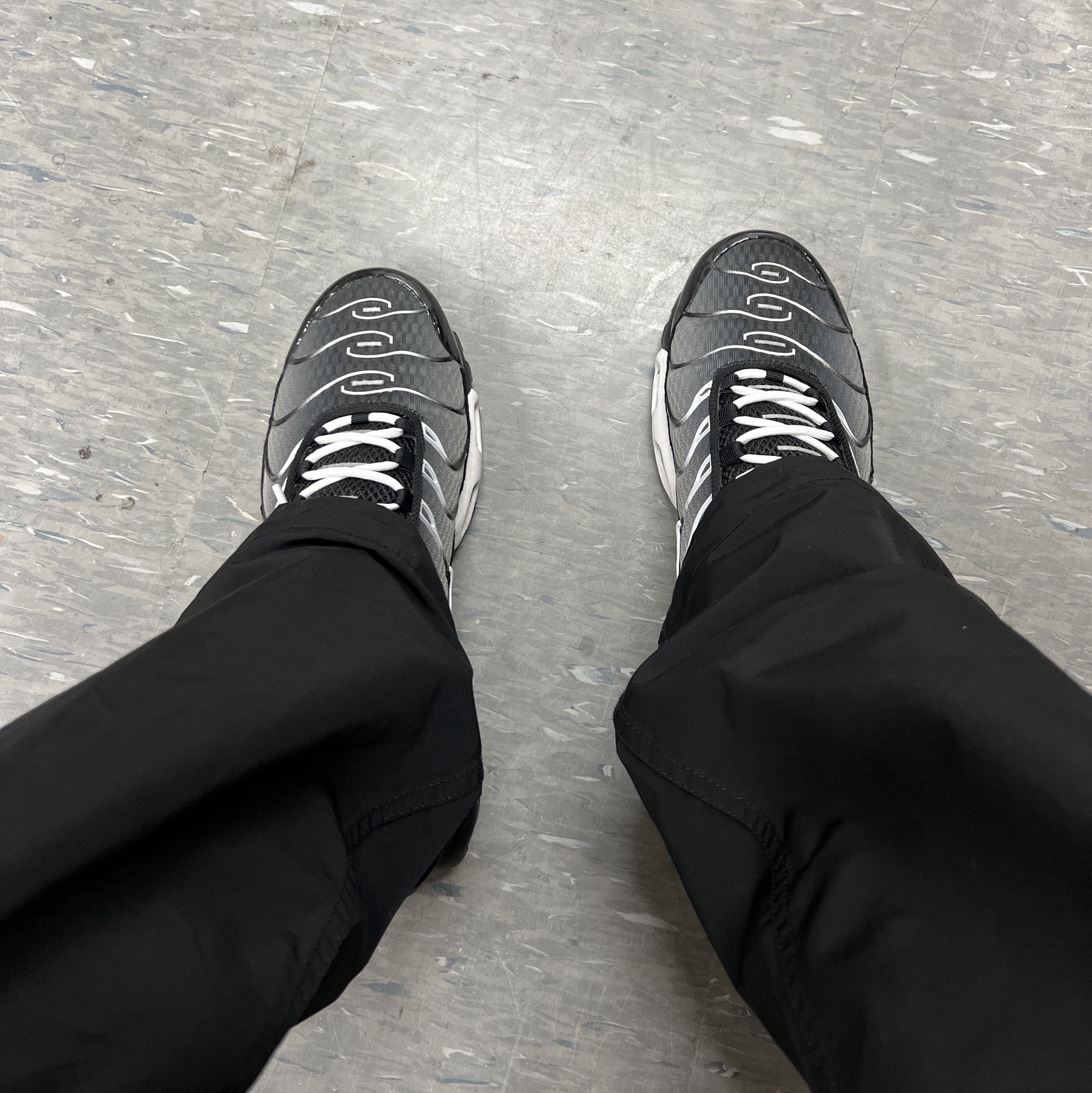Nike Air Max Plus Black Metallic Silver 착용 스타일