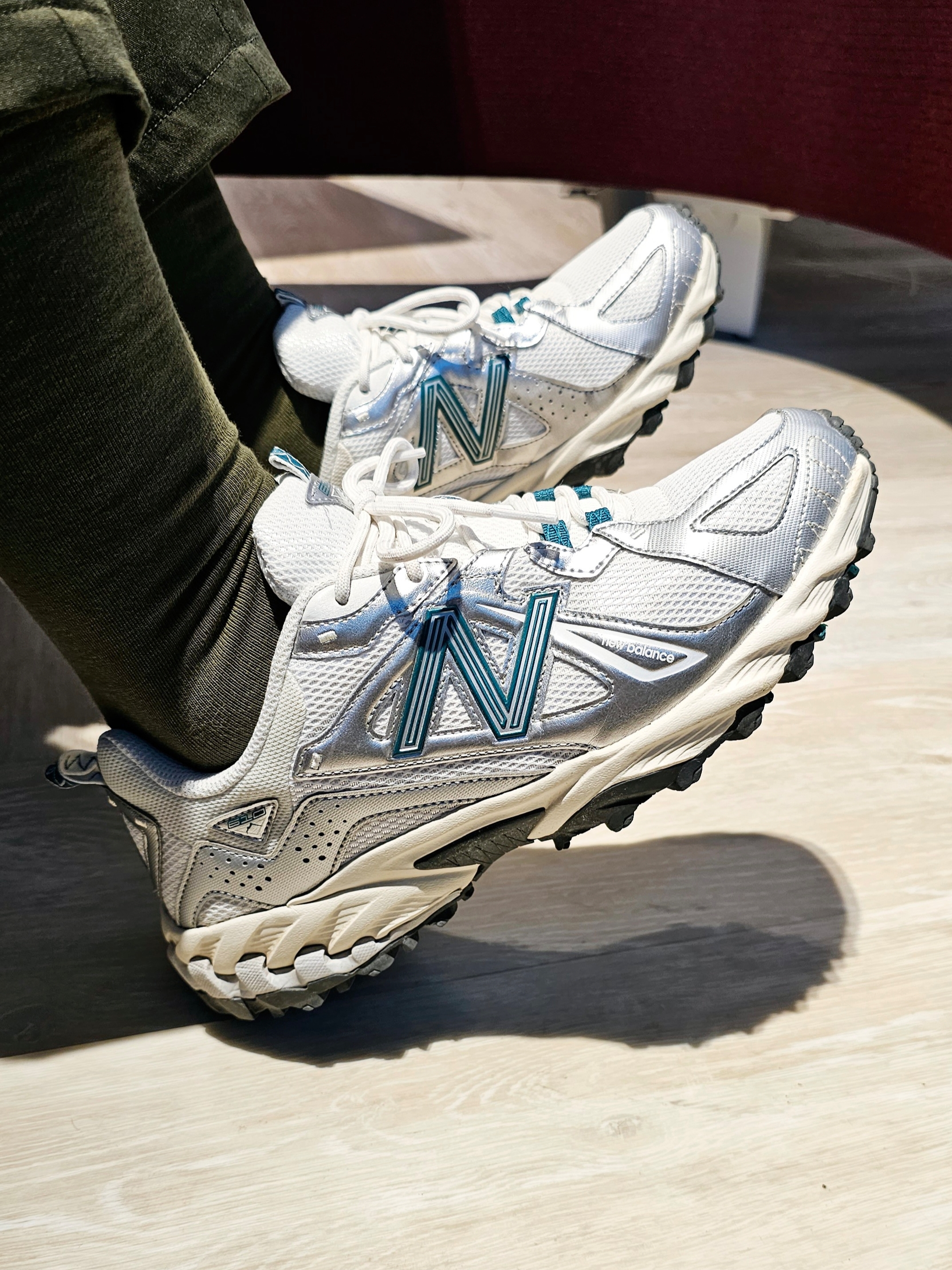 New Balance ML610T Metallic Silver - D Standard 착용 스타일