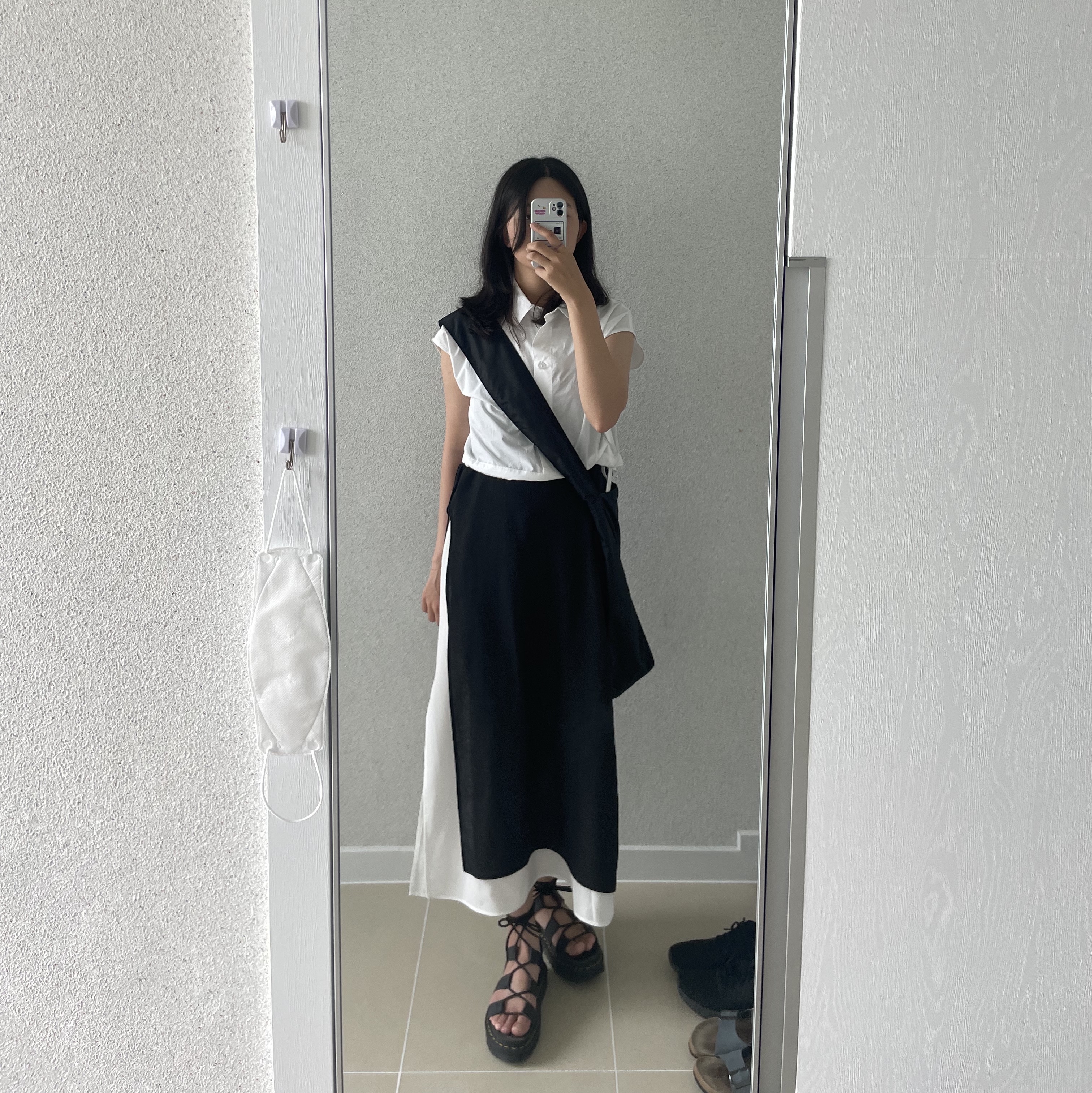 CDG Shoulder Bag 3 Black, (W) Dr. Martens Nartilla Hydro Leather Sandal Black 착용 스타일 - 1