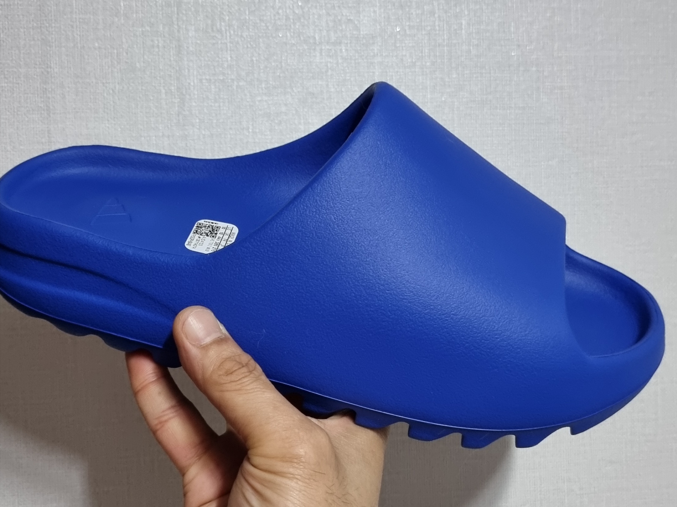 Adidas Yeezy Slide Azure 착용 스타일