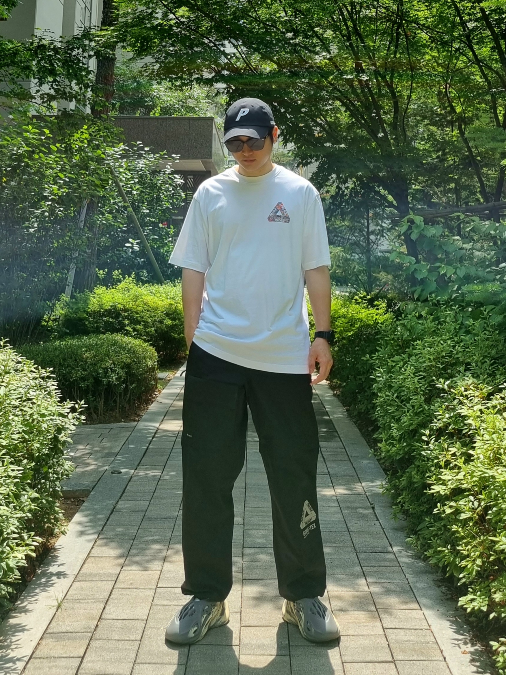 Palace Tri-Sticker Pack T-Shirt White - 21FW, Palace Gore-Tex Zip Off Cargos Black - 21SS 착용 스타일