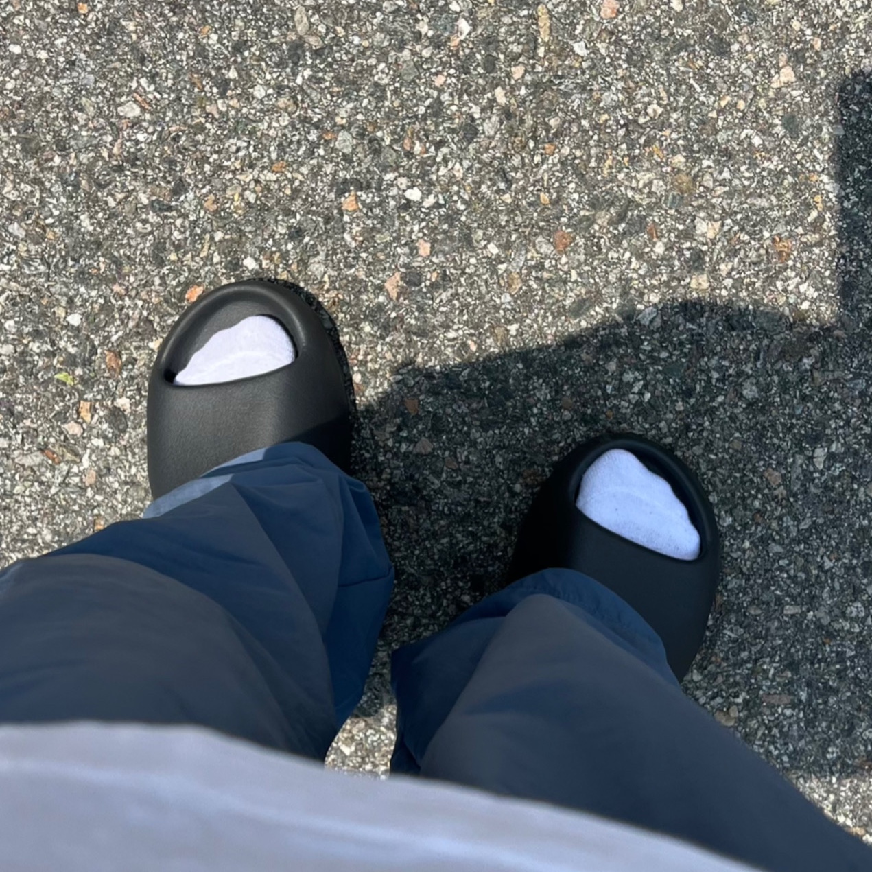 Adidas Yeezy Slide Onyx 착용 스타일