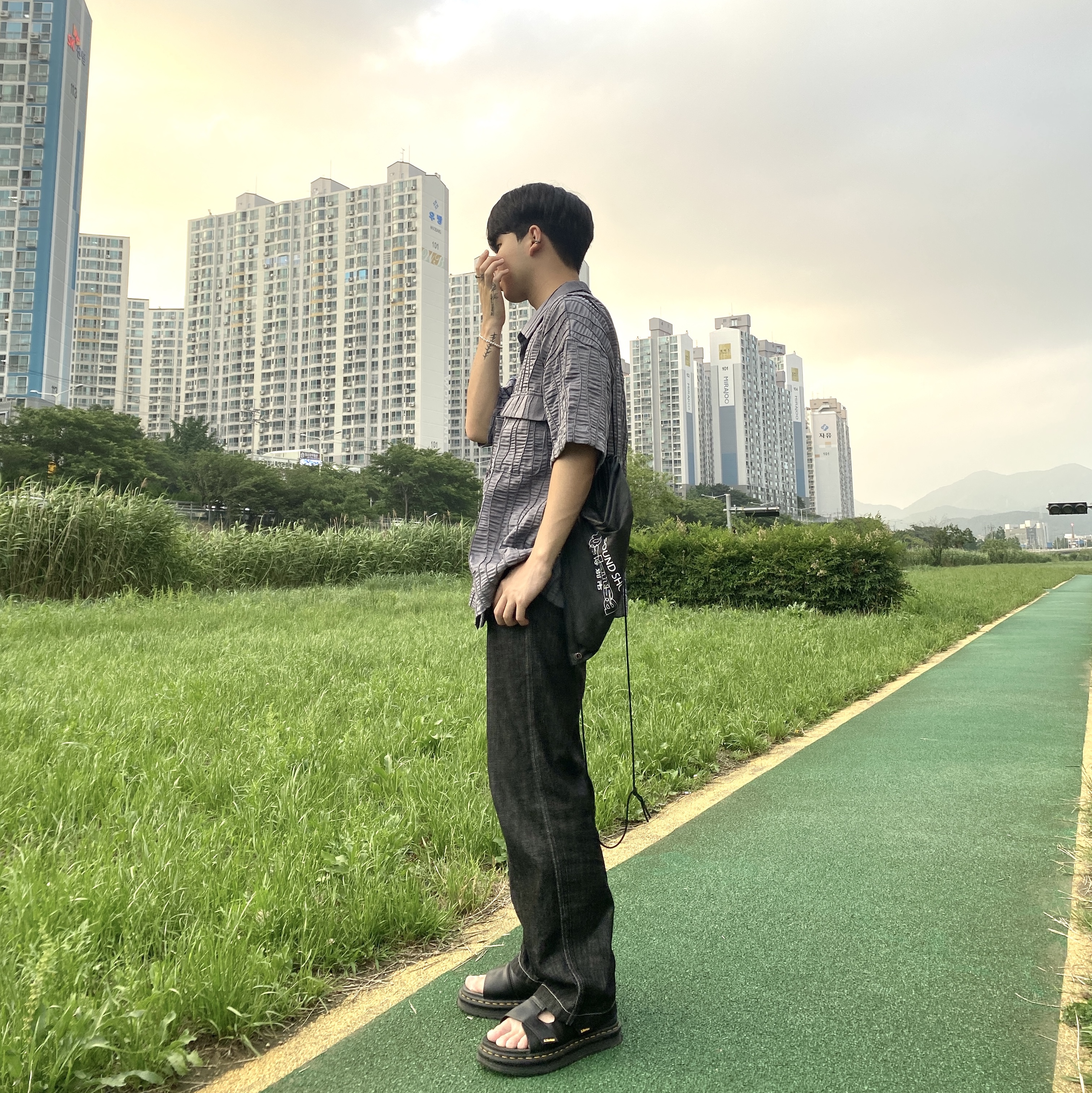 Dr. Martens Terry Leather Strap Sandals Black Brando 착용 스타일