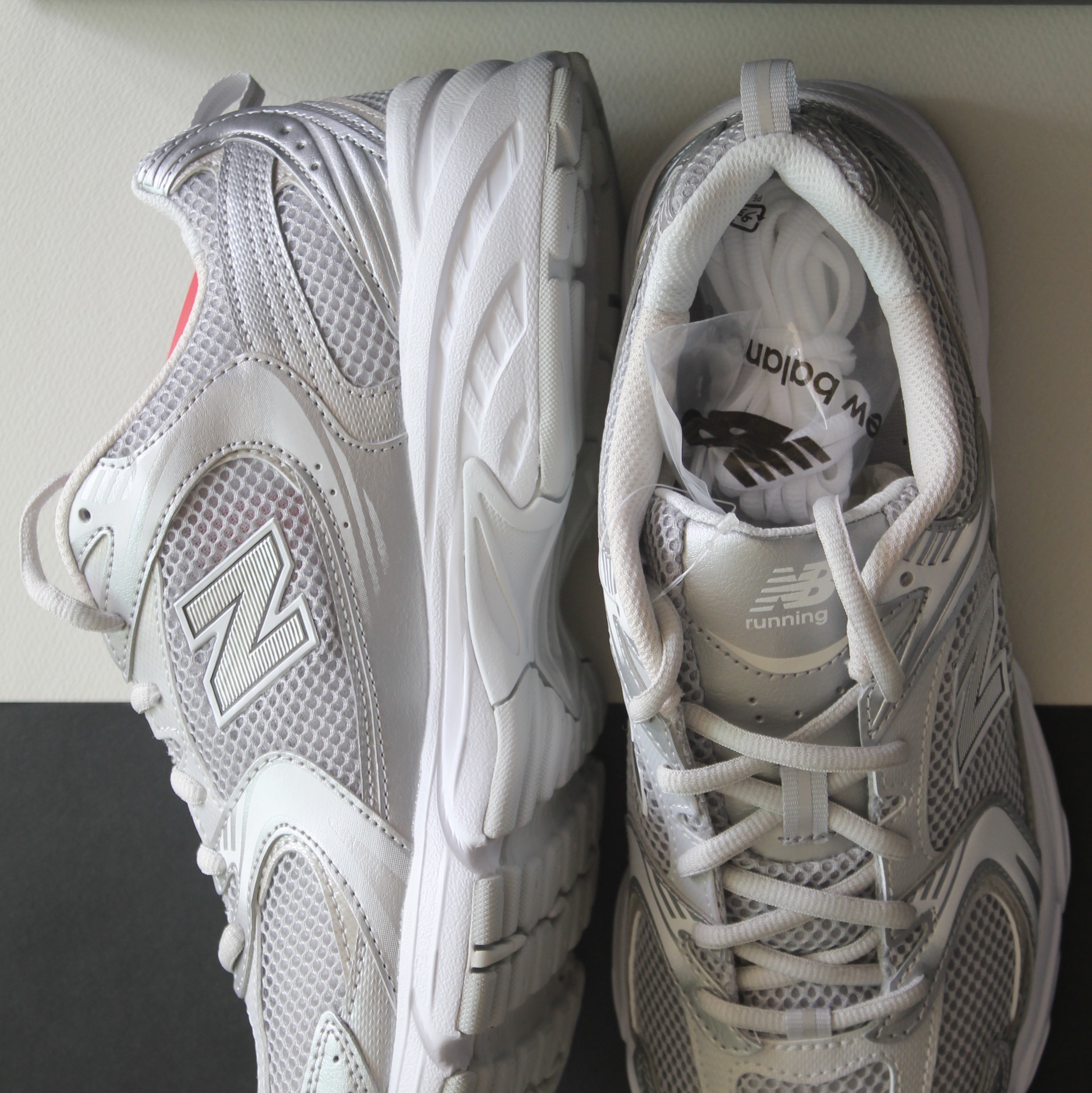 New Balance 530 Silver Grey 착용 스타일 - 2