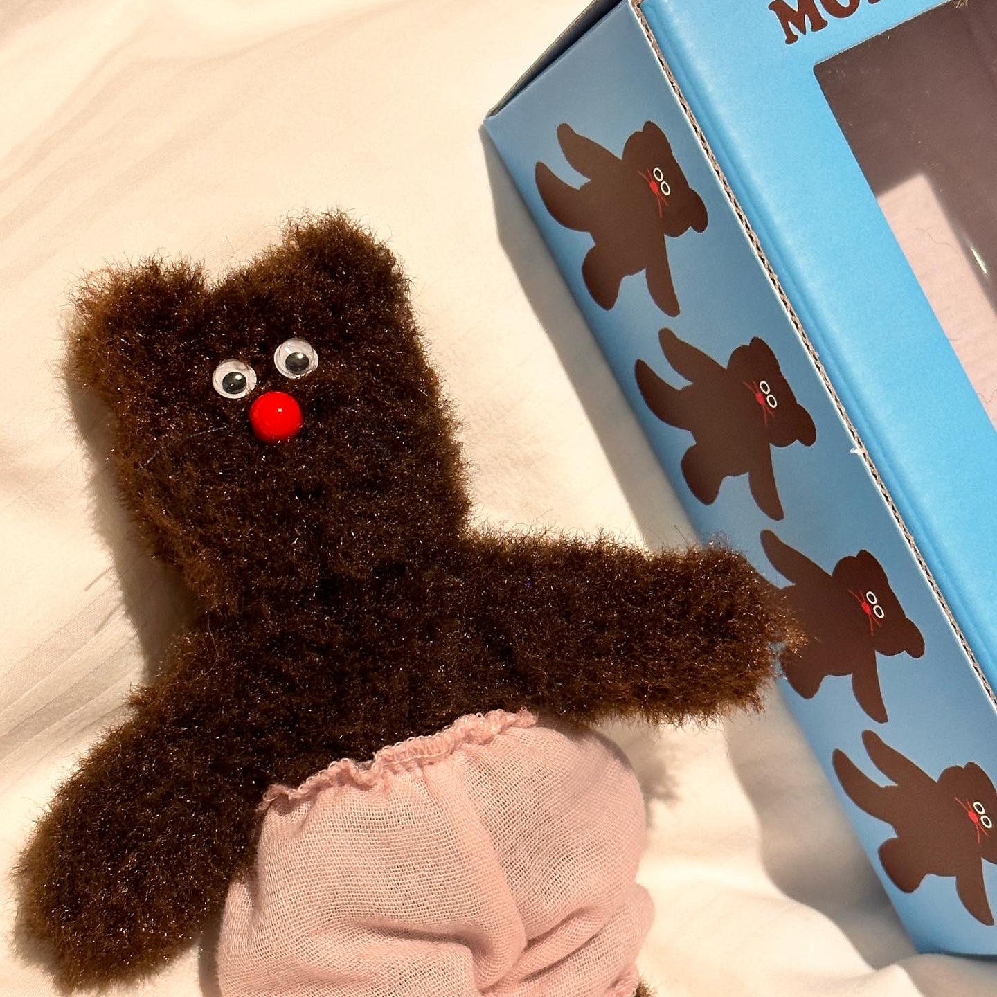 Monamhee Bred Keyring with Pink Pants Brown 착용 스타일