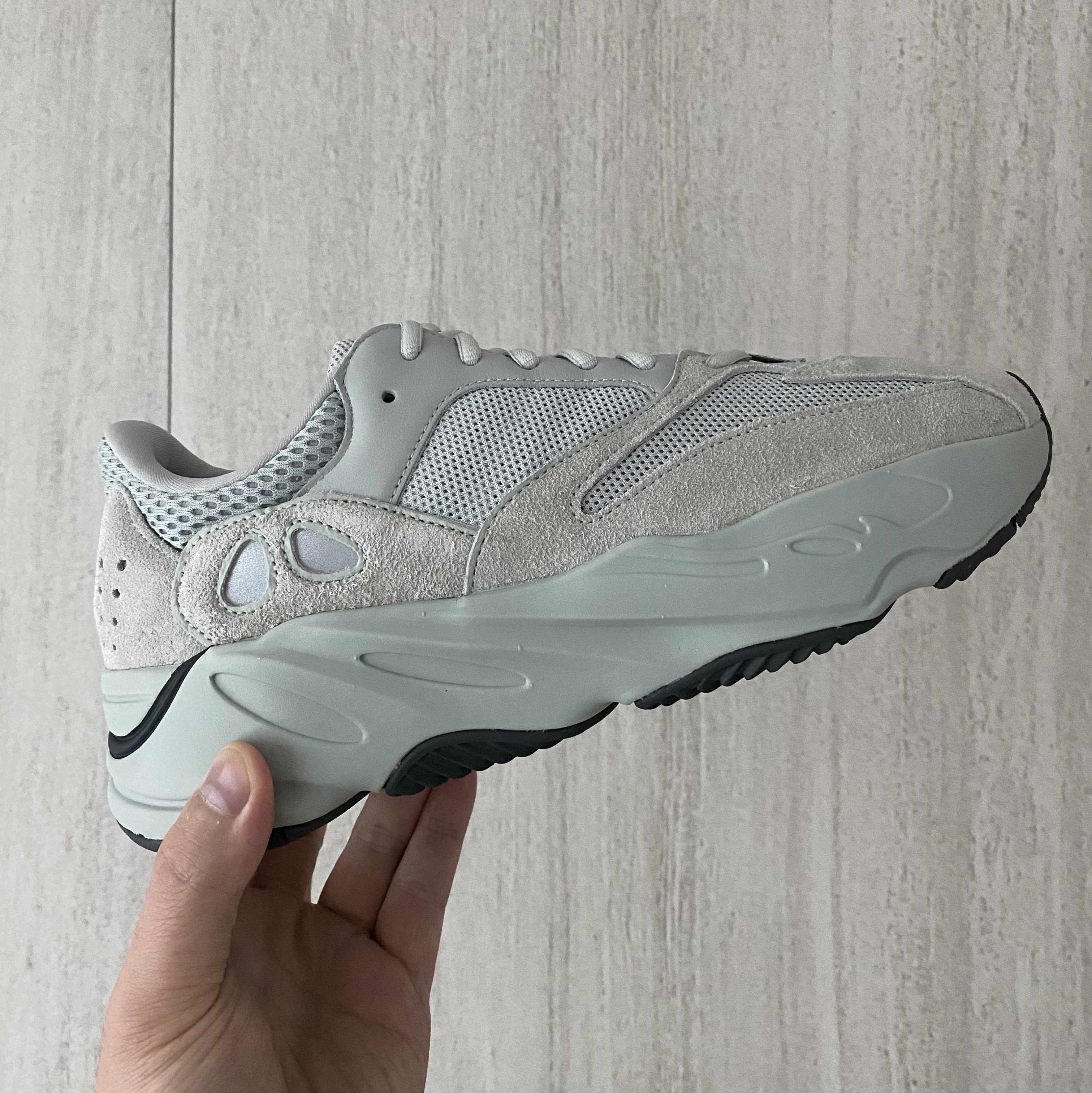 Adidas Yeezy Boost 700 Salt 2023 착용 스타일