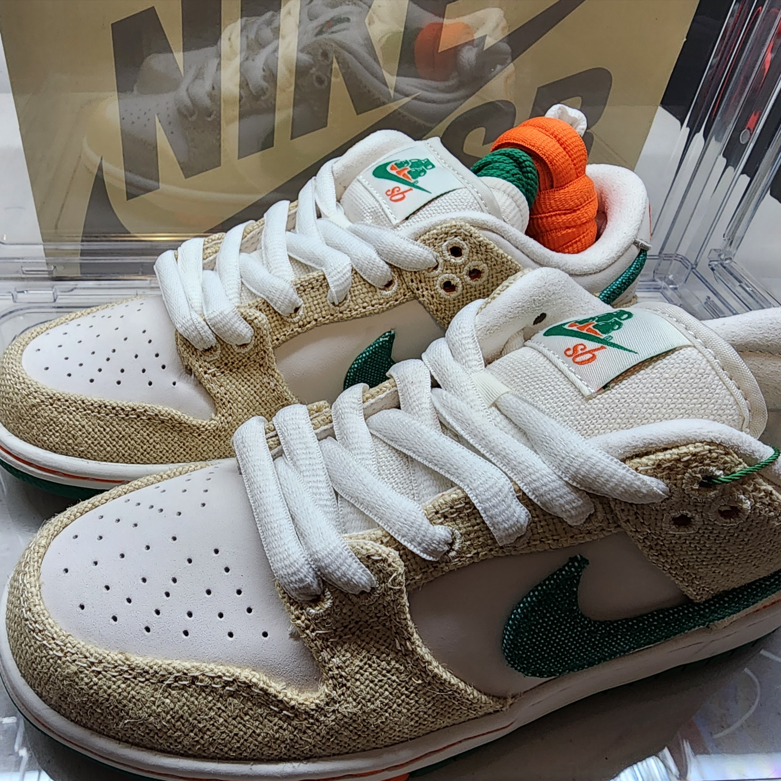 Nike x Jarritos SB Dunk Low Phantom and Malachite 착용 스타일