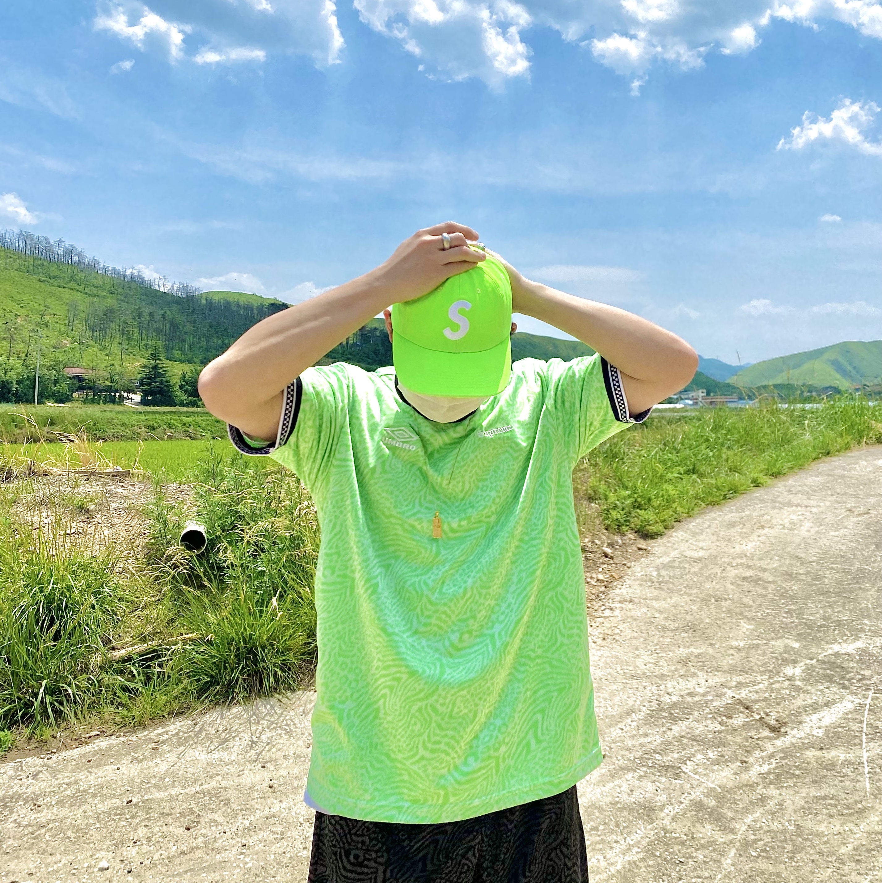 Supreme Pigment Canvas S Logo 6-Panel Lime - 23SS, Supreme x Umbro Jacquard Animal Print Soccer Jersey White - 23SS 착용 스타일 - 1