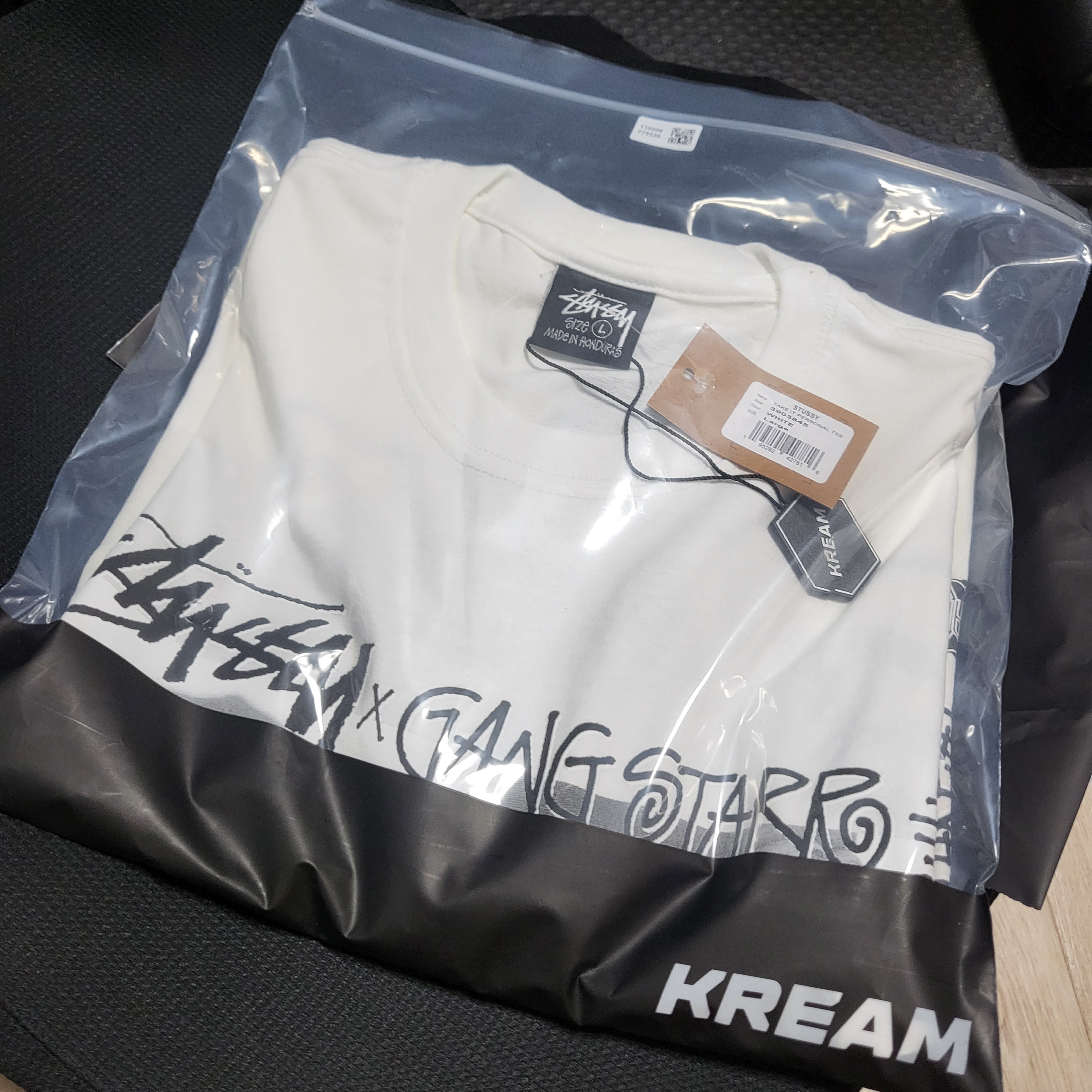 스투시 x 갱 스타 테이크 잇 퍼스널 티셔츠 화이트, 슈프림 워시드 치노 트윌 캠프캡 지브라 - 22FW 착용 스타일 - 4