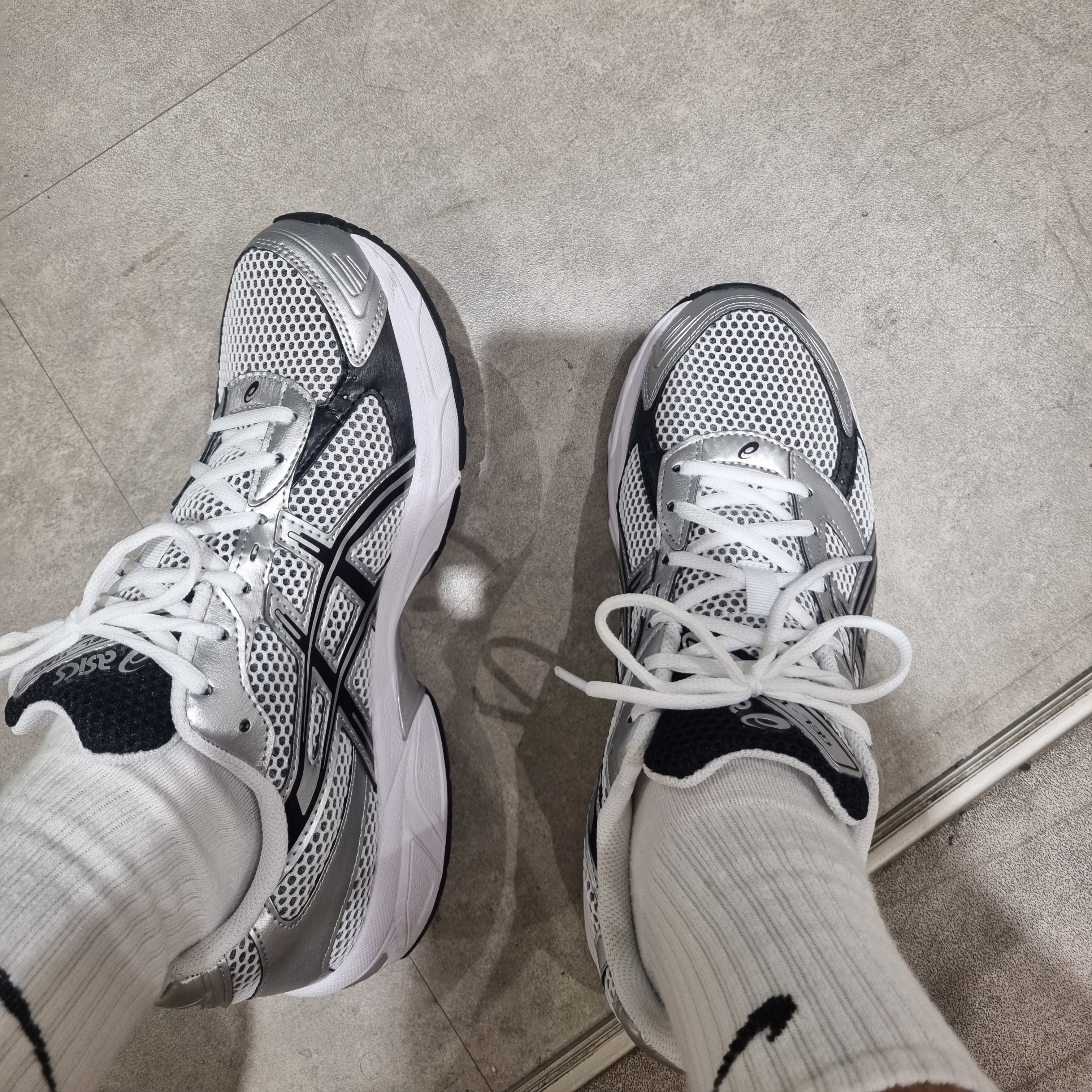 Asics Gel-1130 White Black, Stussy Basic Stussy T-Shirt White 2023 착용 스타일 - 4