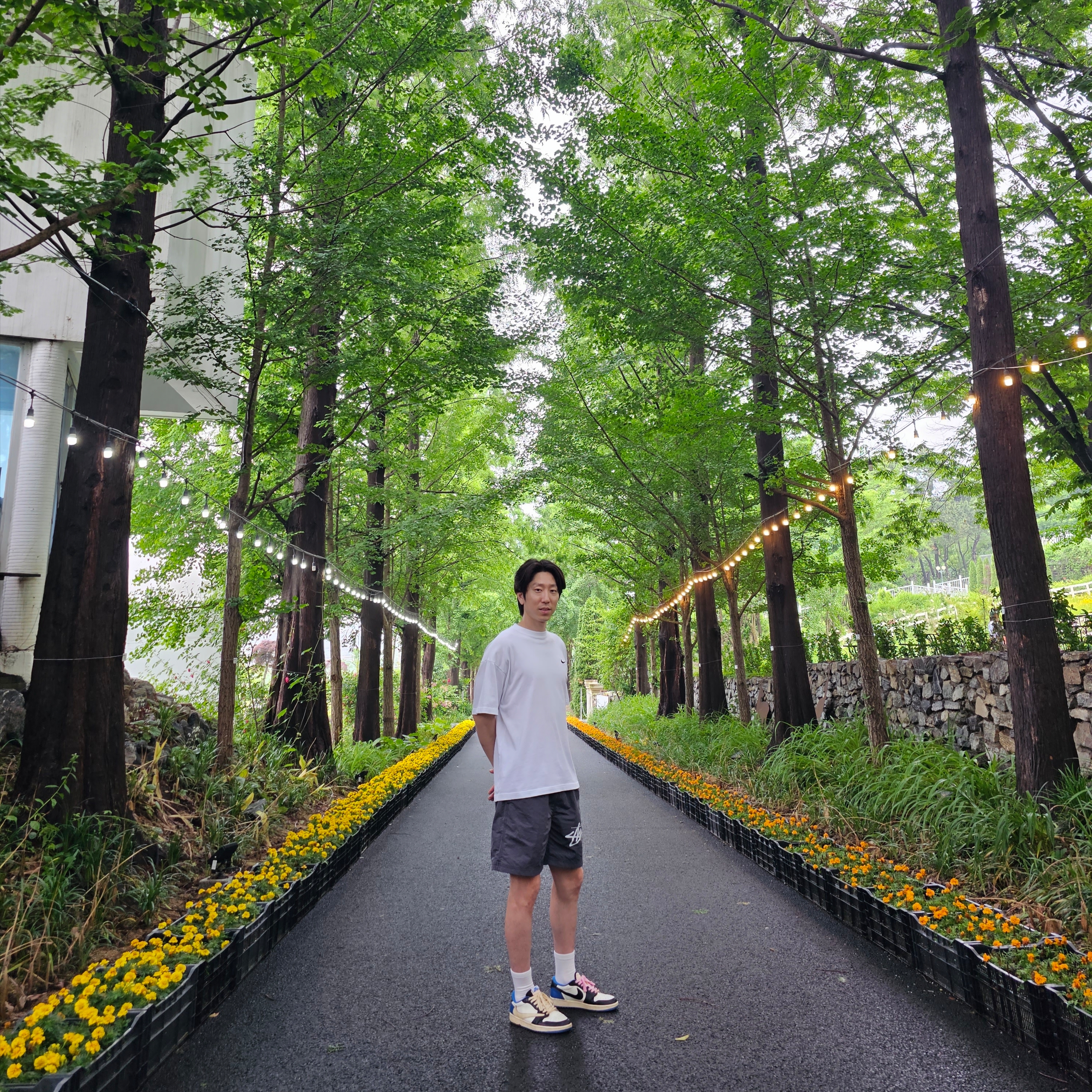 Nike x Stussy T-Shirt White (DV1774-100), Nike x Stussy Water Shorts Off Noir 착용 스타일 - 1