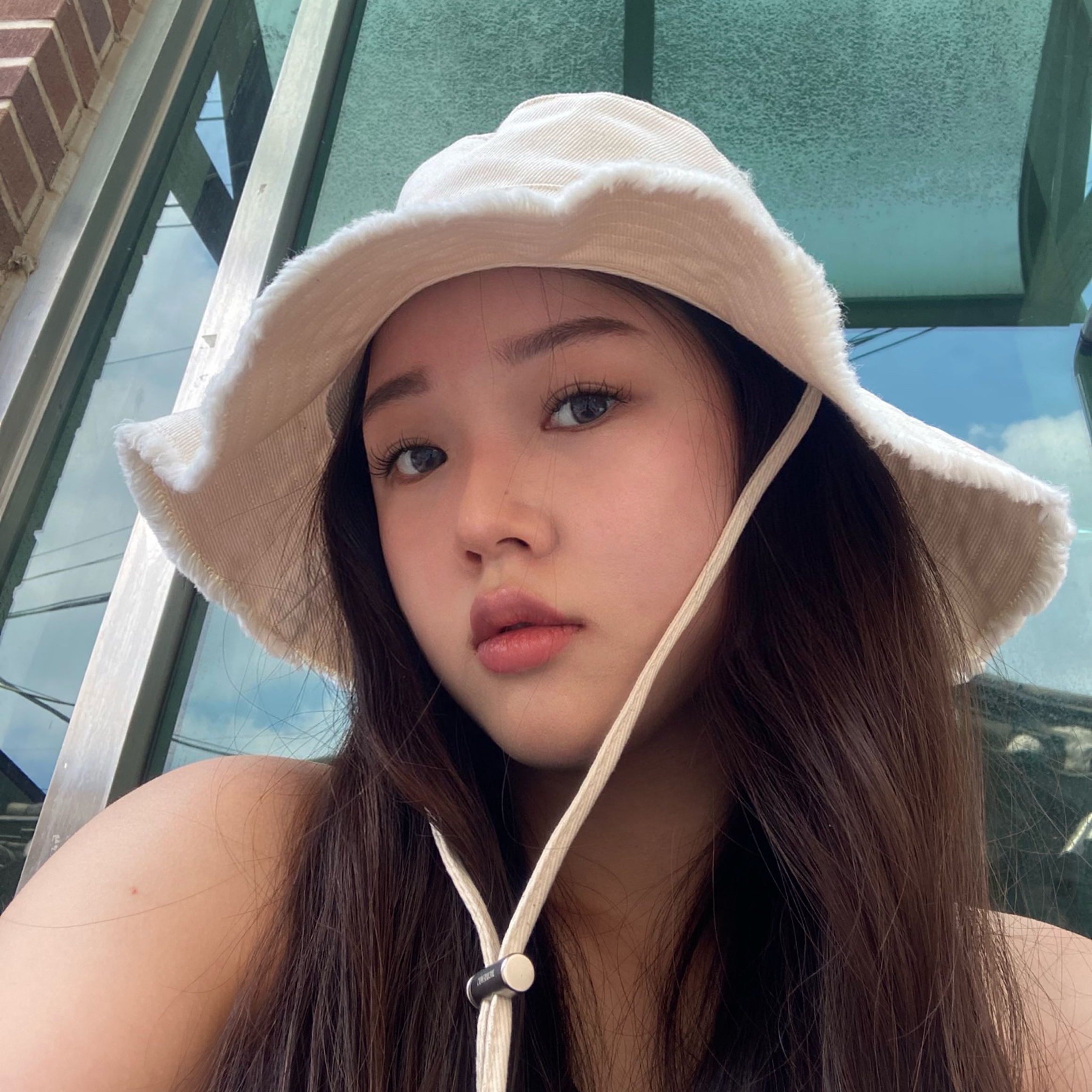 Jacquemus Le Bob Artichaut Bucket Hat Off White 착용 스타일 - 2