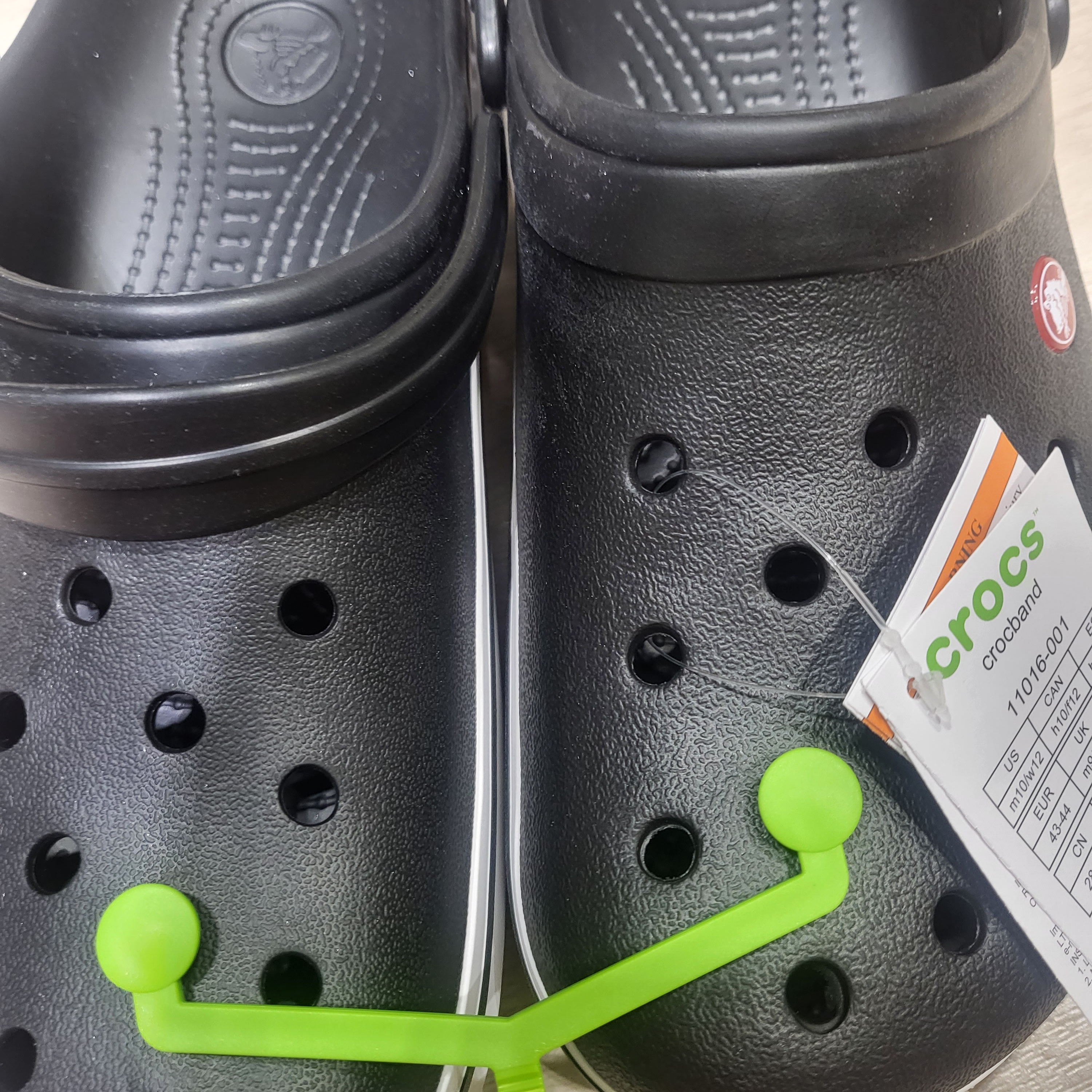 Crocs Crocband Clog Black 착용 스타일 - 1