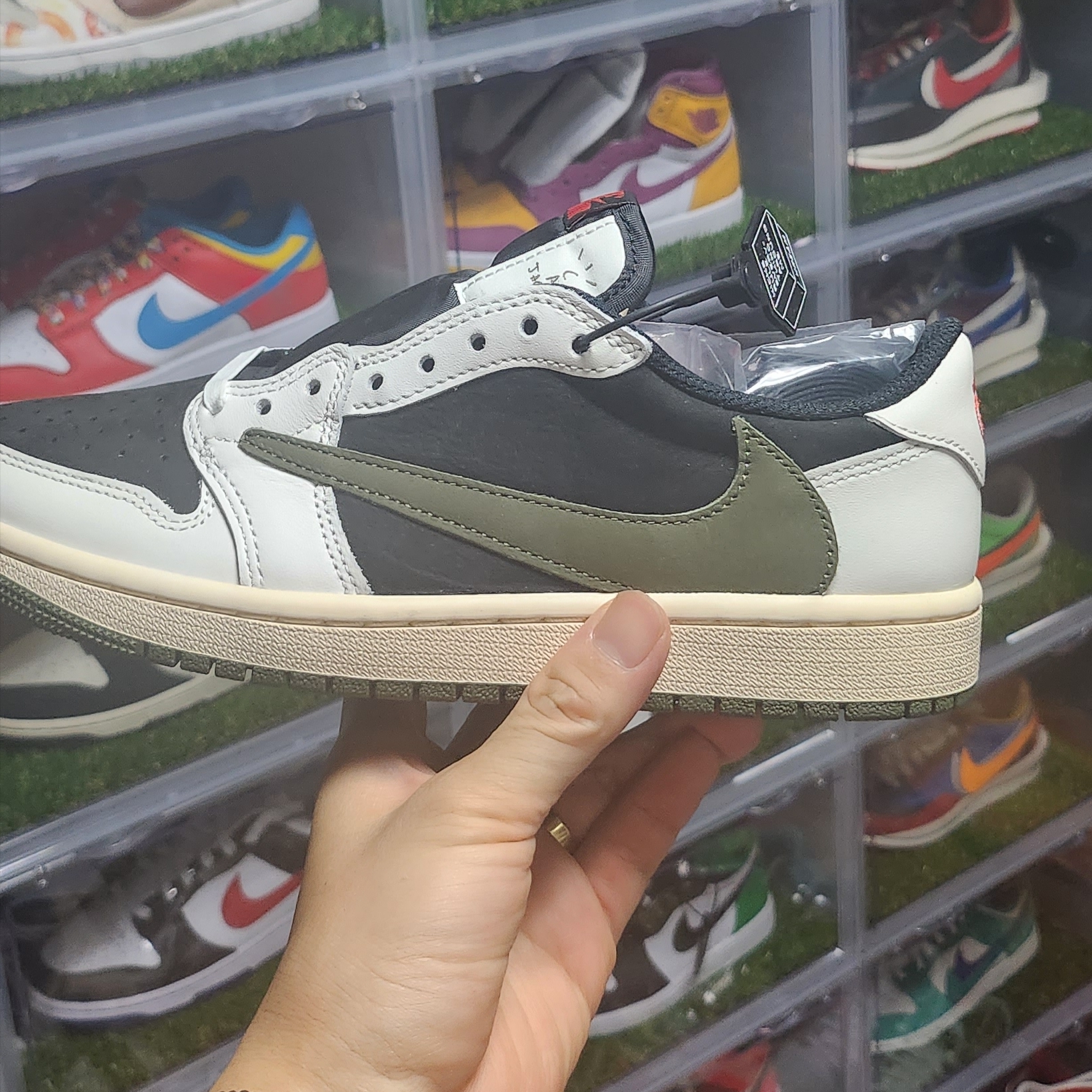 (W) Jordan 1 x Travis Scott Retro Low OG SP Medium Olive, Jordan 1 x Travis Scott Retro Low OG SP Black Phantom 착용 스타일 - 1