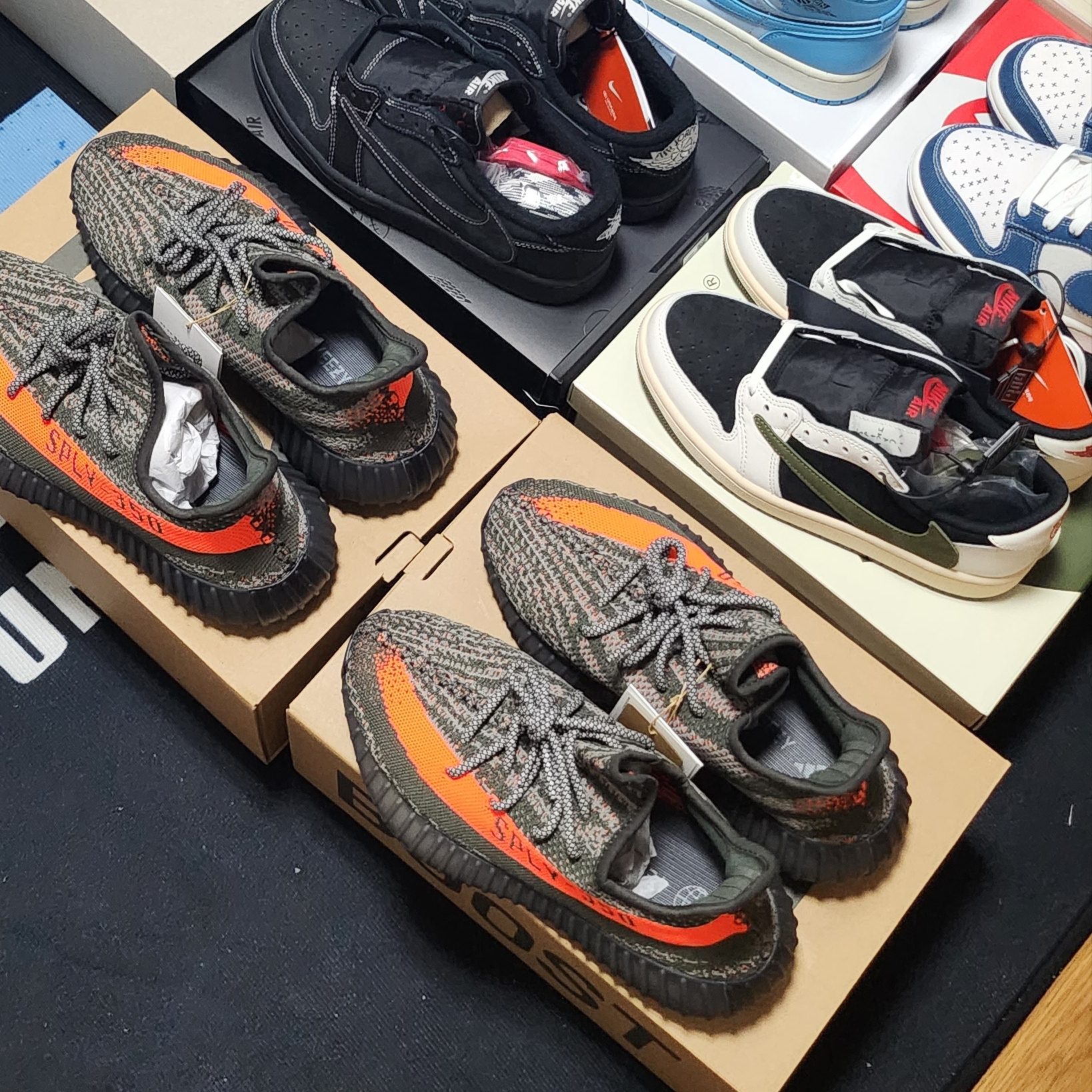 (W) Jordan 1 x Travis Scott Retro Low OG SP Medium Olive, Jordan 1 x Travis Scott Retro Low OG SP Black Phantom 착용 스타일 - 3