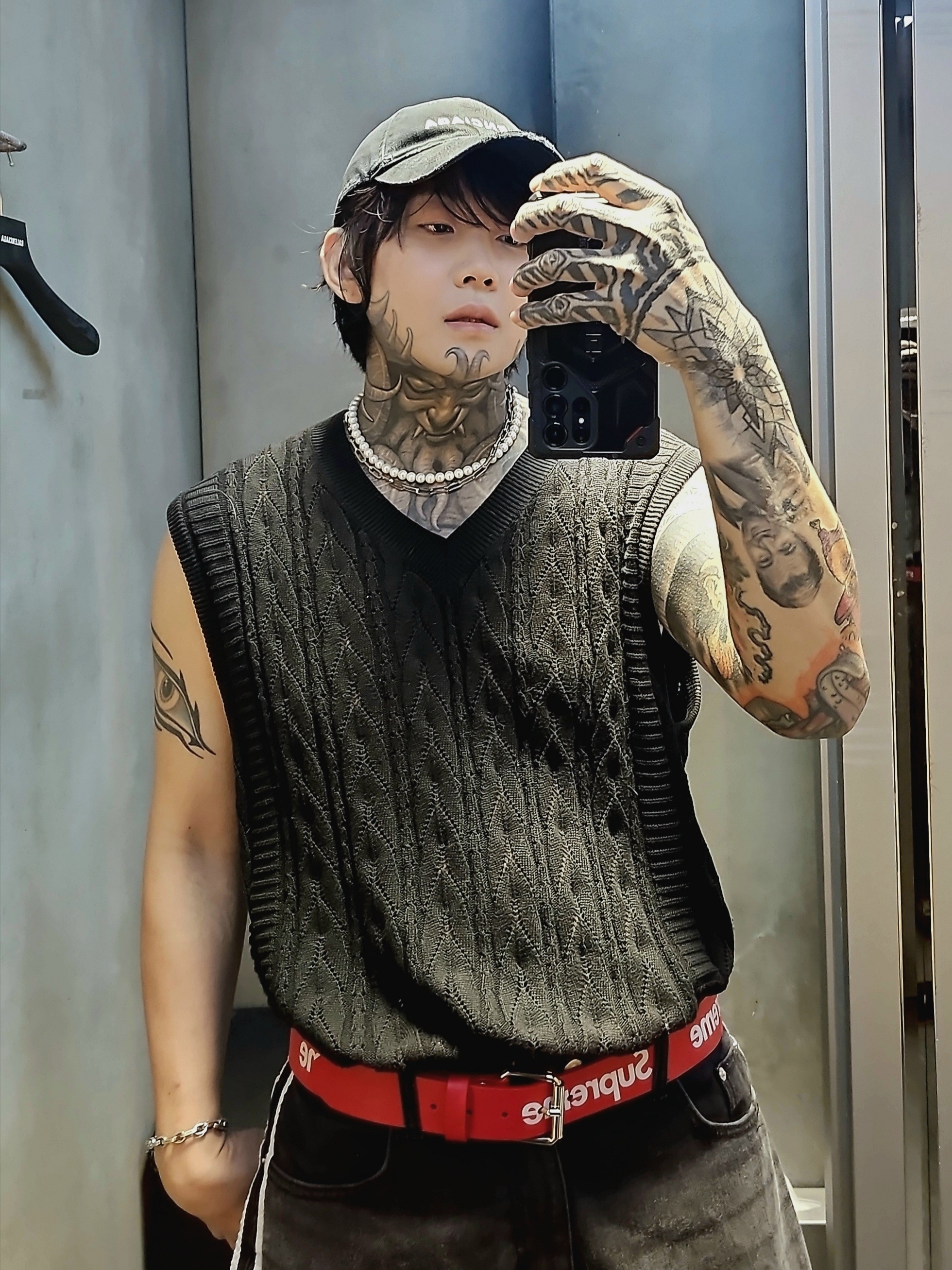 Supreme Repeat Leather Belt Red - 22SS, Balenciaga Logo Cap Black 착용 스타일 - 1