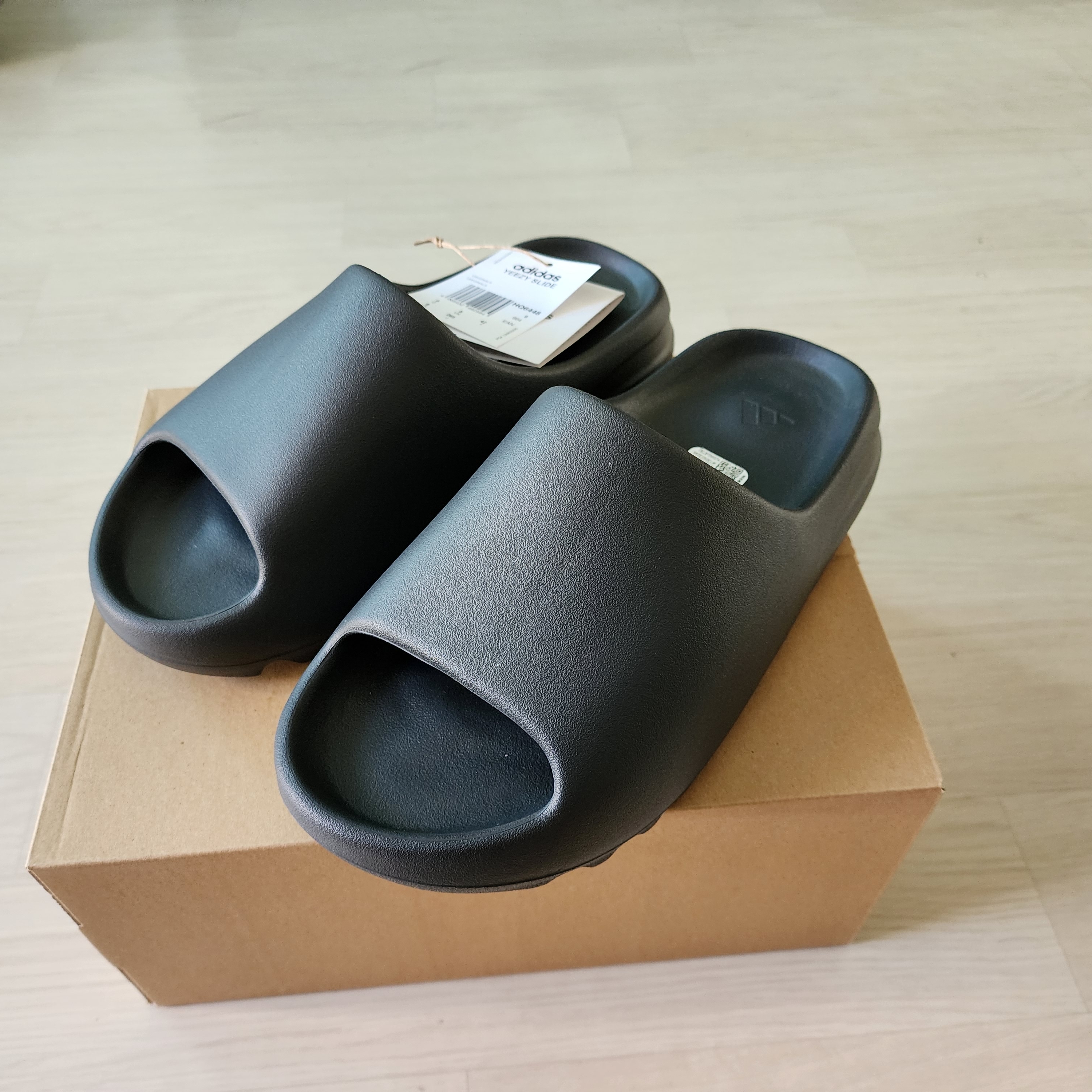 Adidas Yeezy Slide Onyx 착용 스타일 - 2