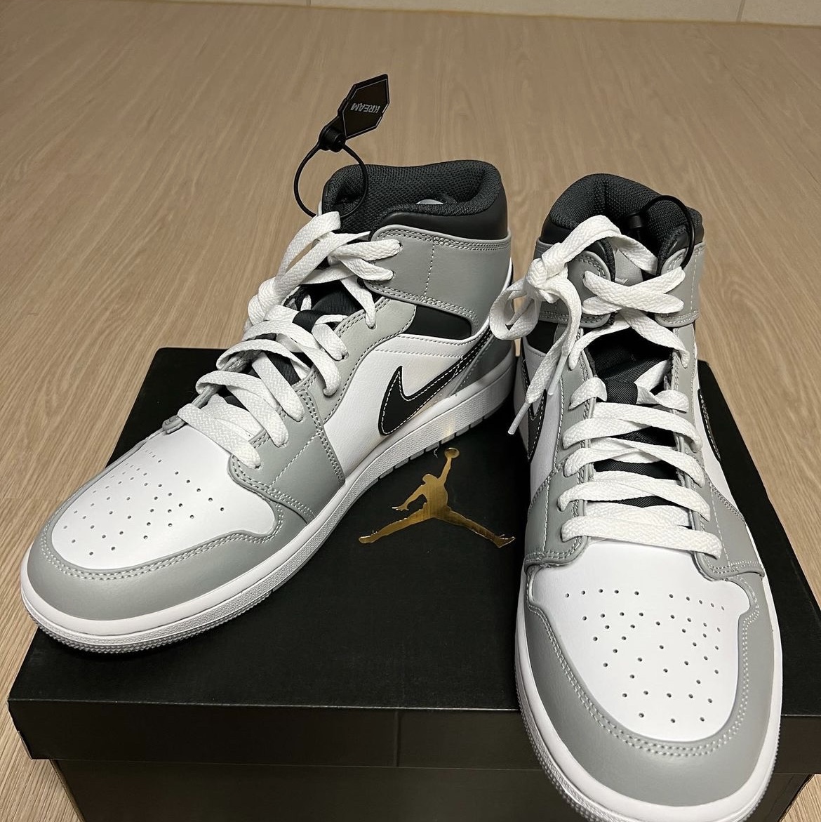 Jordan 1 Mid Light Smoke Grey Anthracite 착용 스타일