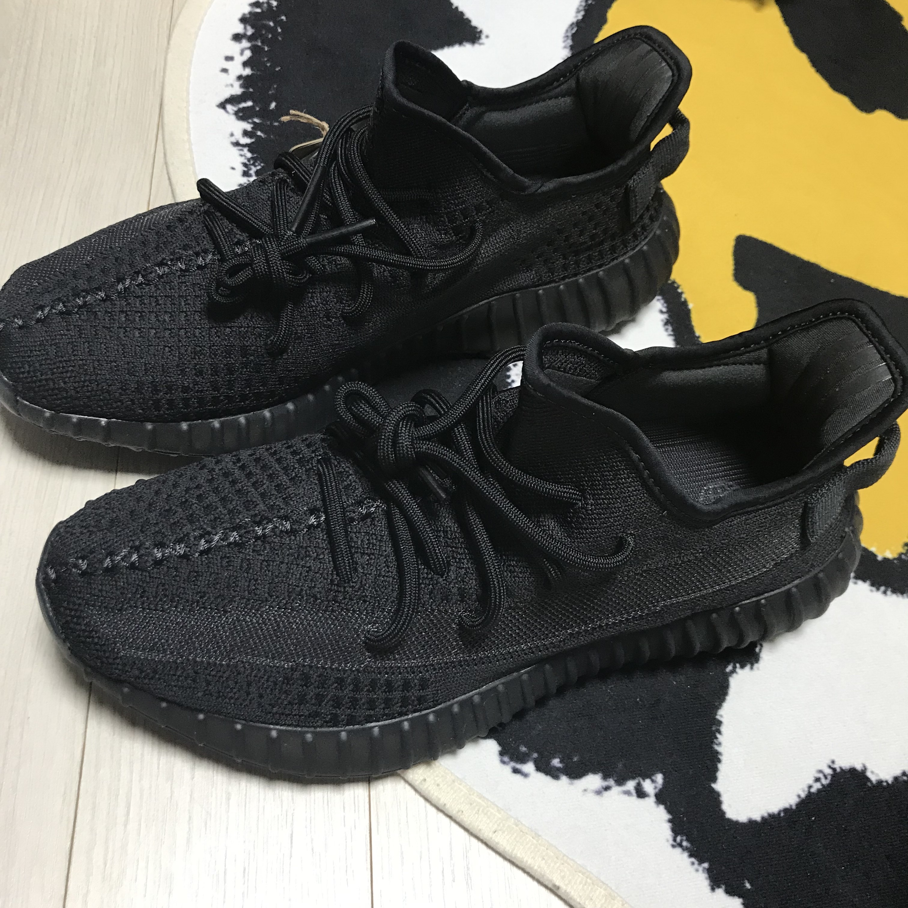 Adidas Yeezy Boost 350 V2 Onyx 착용 스타일