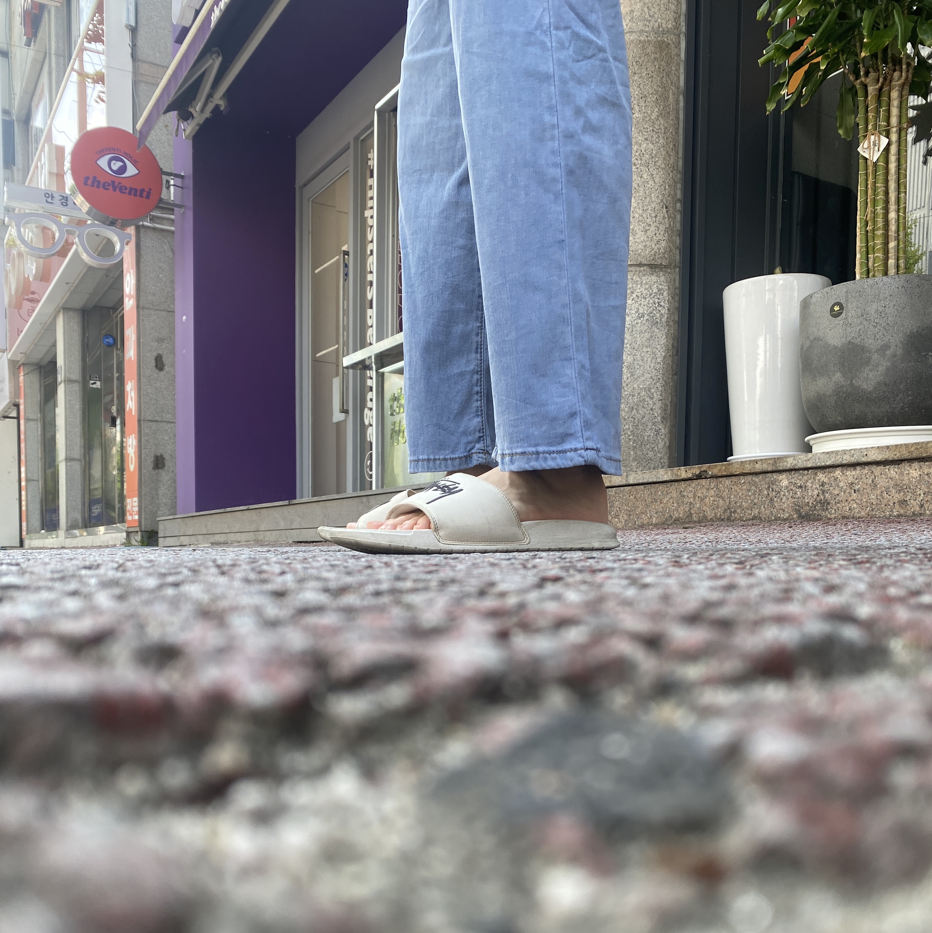 Nike x Stussy Benassi Slide Sail 착용 스타일