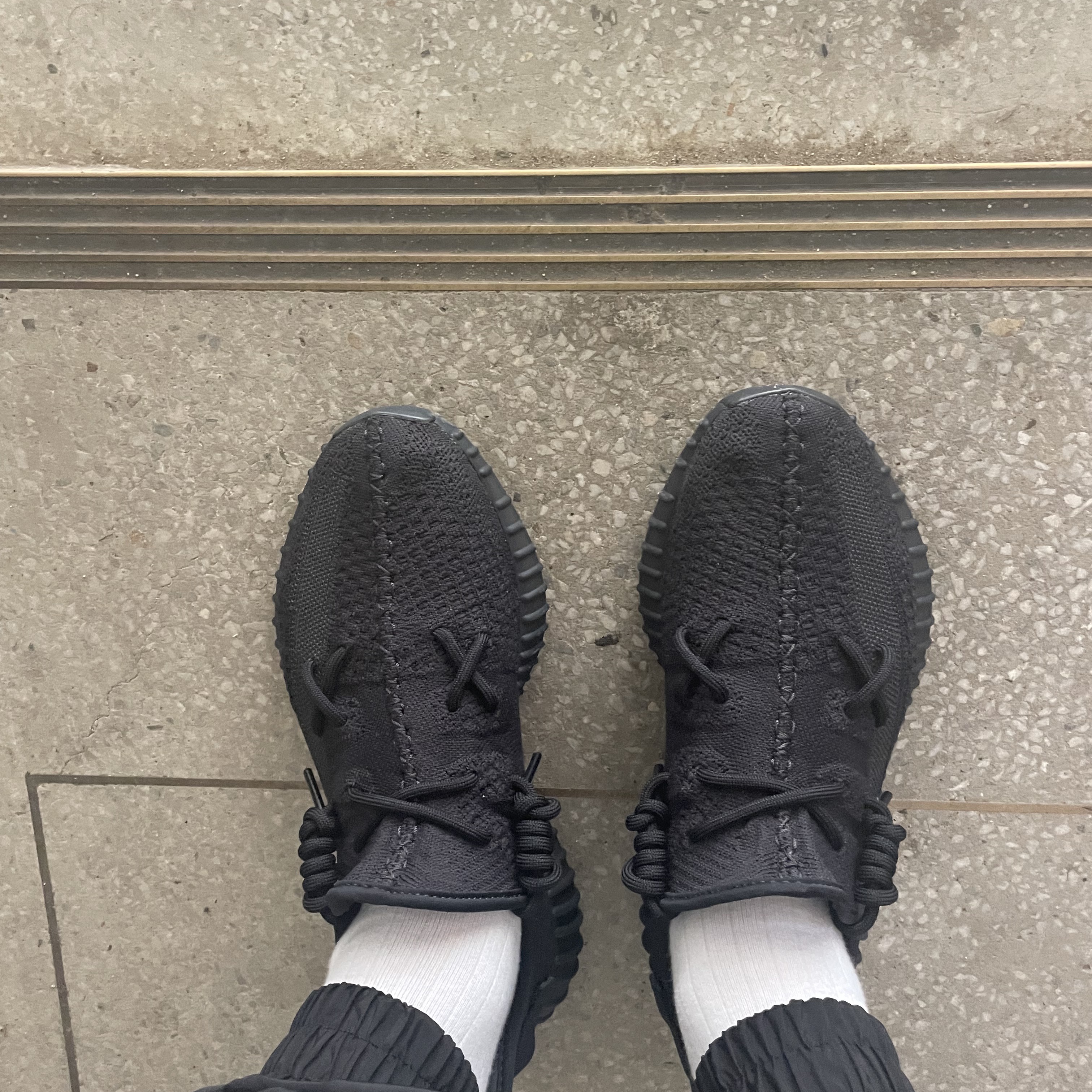 Adidas Yeezy Boost 350 V2 Onyx 착용 스타일 - 2