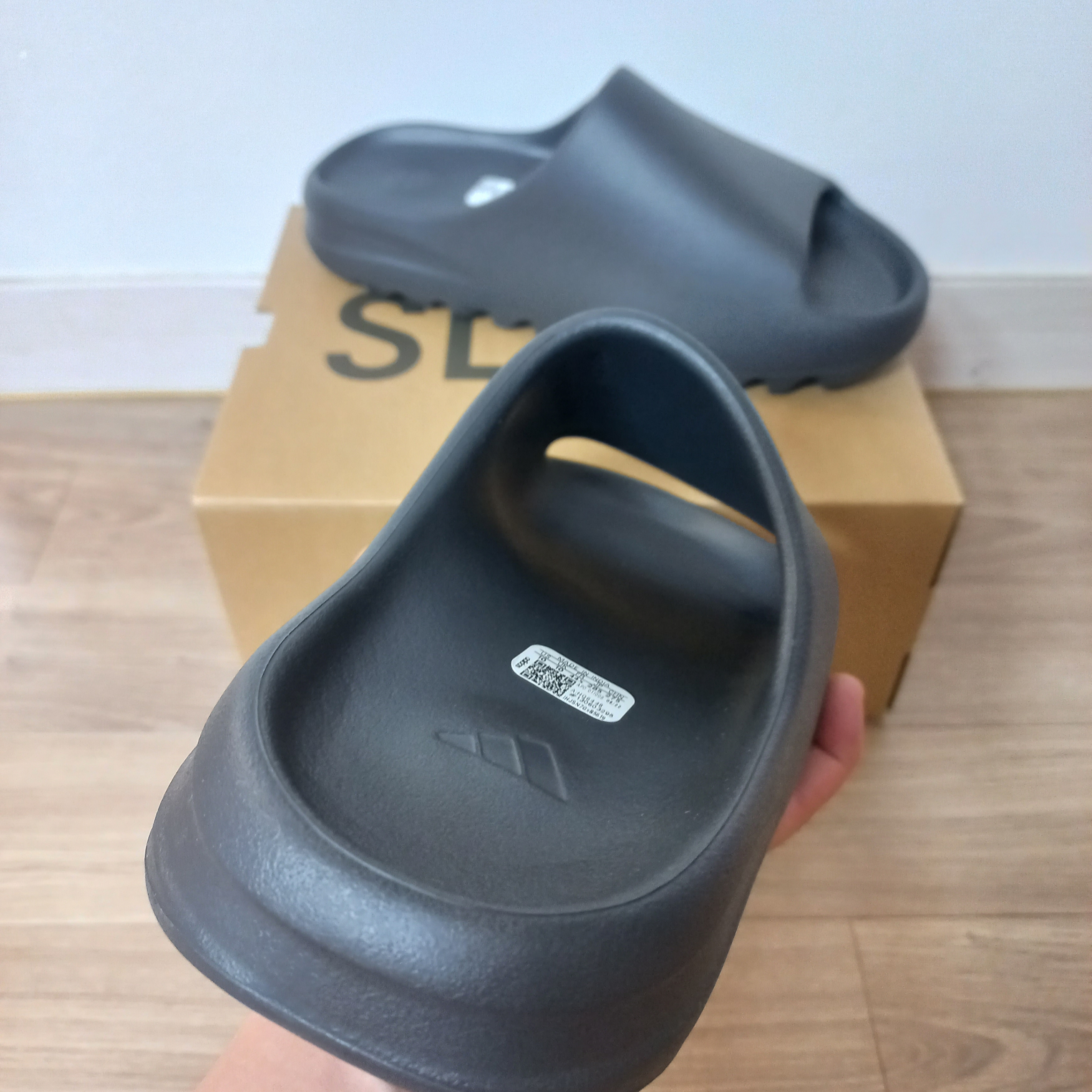 Adidas Yeezy Slide Onyx 착용 스타일 - 2