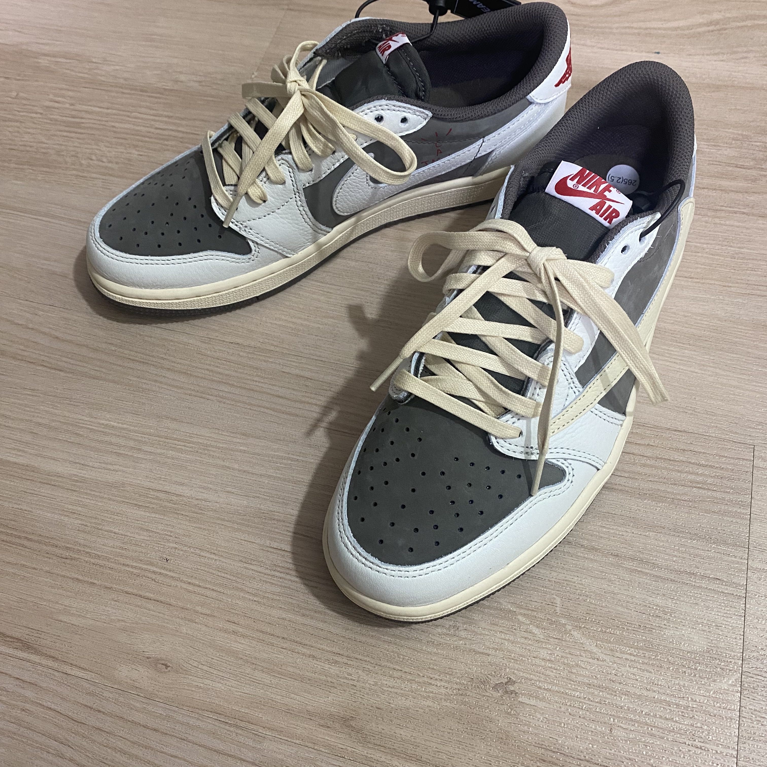 Jordan 1 x Travis Scott Retro Low OG SP Sail and Ridgerock, Jordan 1 Low SE Craft Tech Grey 착용 스타일 - 1