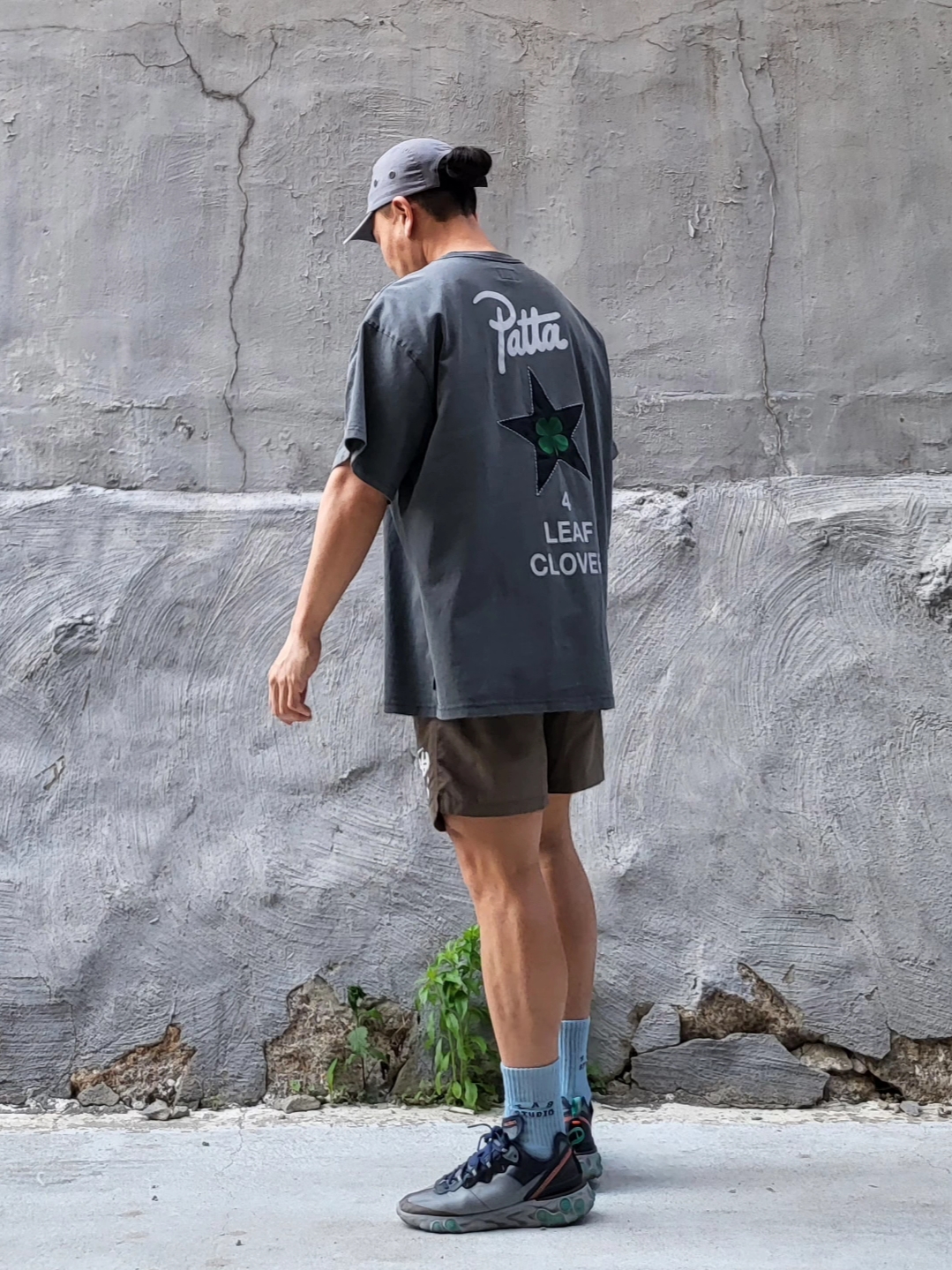 Supreme Military Camp Cap Grey - 21SS, Converse x Patta Four Leaf Clover Short Sleeve T-Shirt Black 착용 스타일 - 2