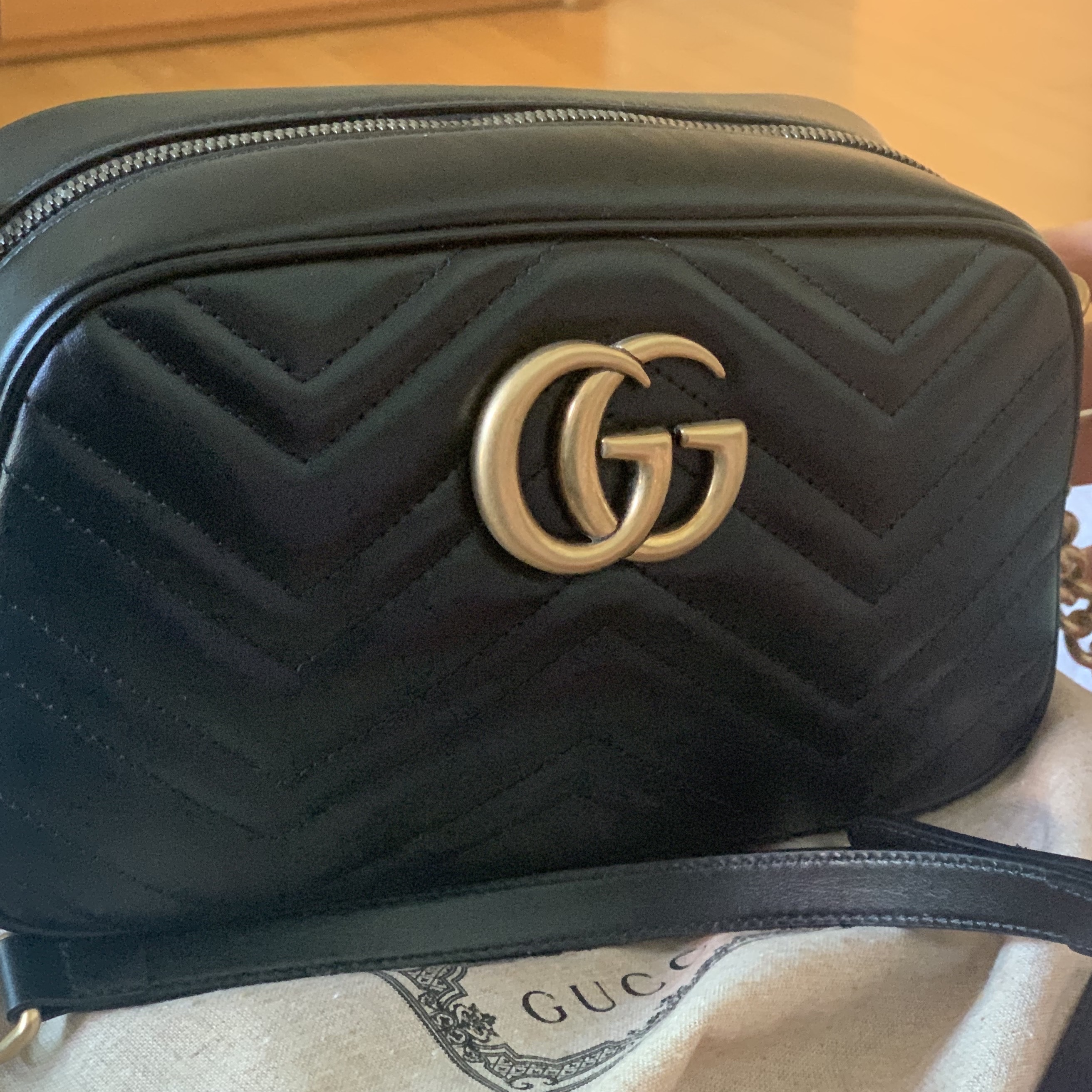 Gucci GG Marmont Matelasse Small Chain Shoulder Bag Black 착용 스타일
