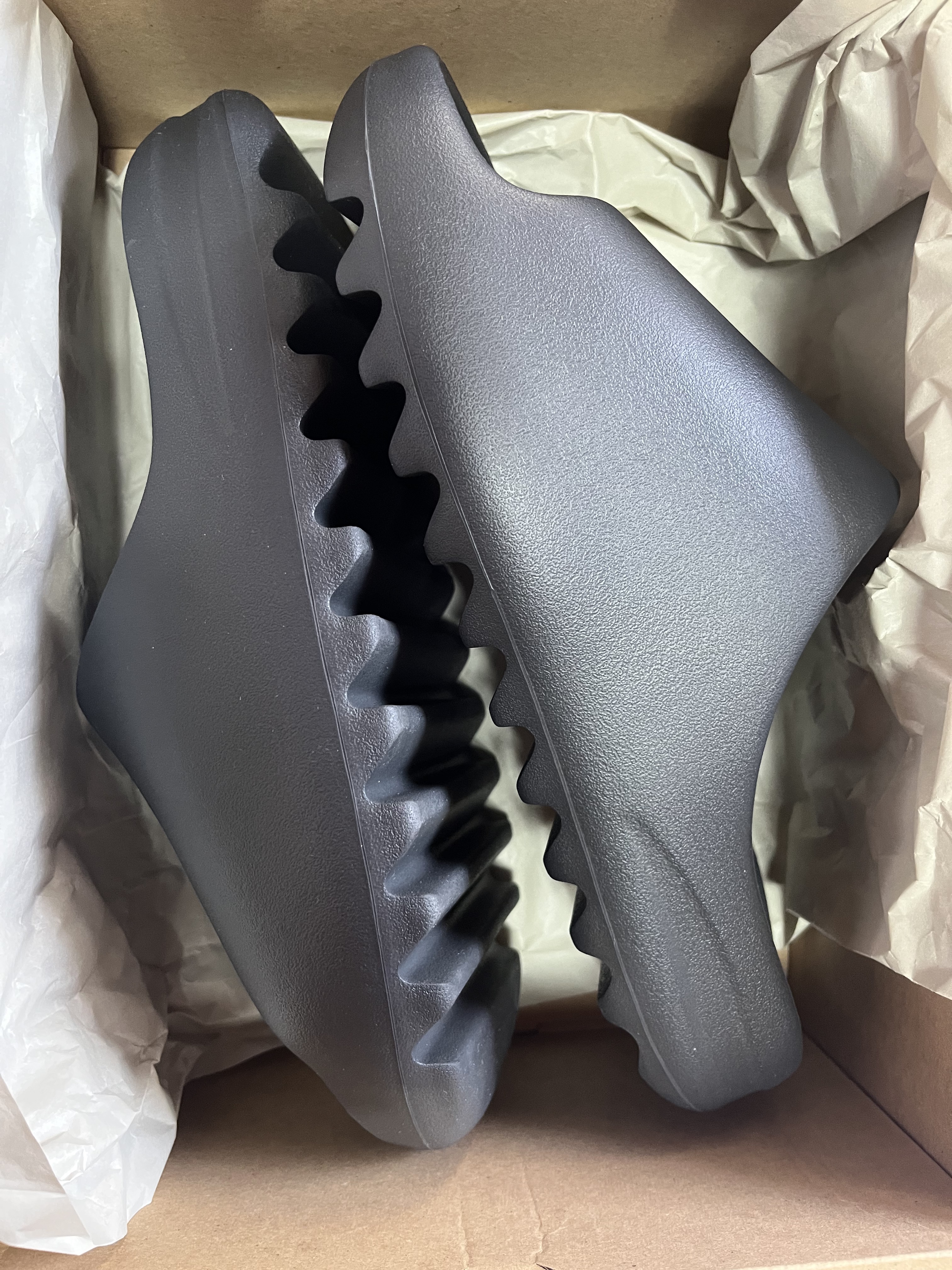 Adidas Yeezy Slide Onyx 착용 스타일