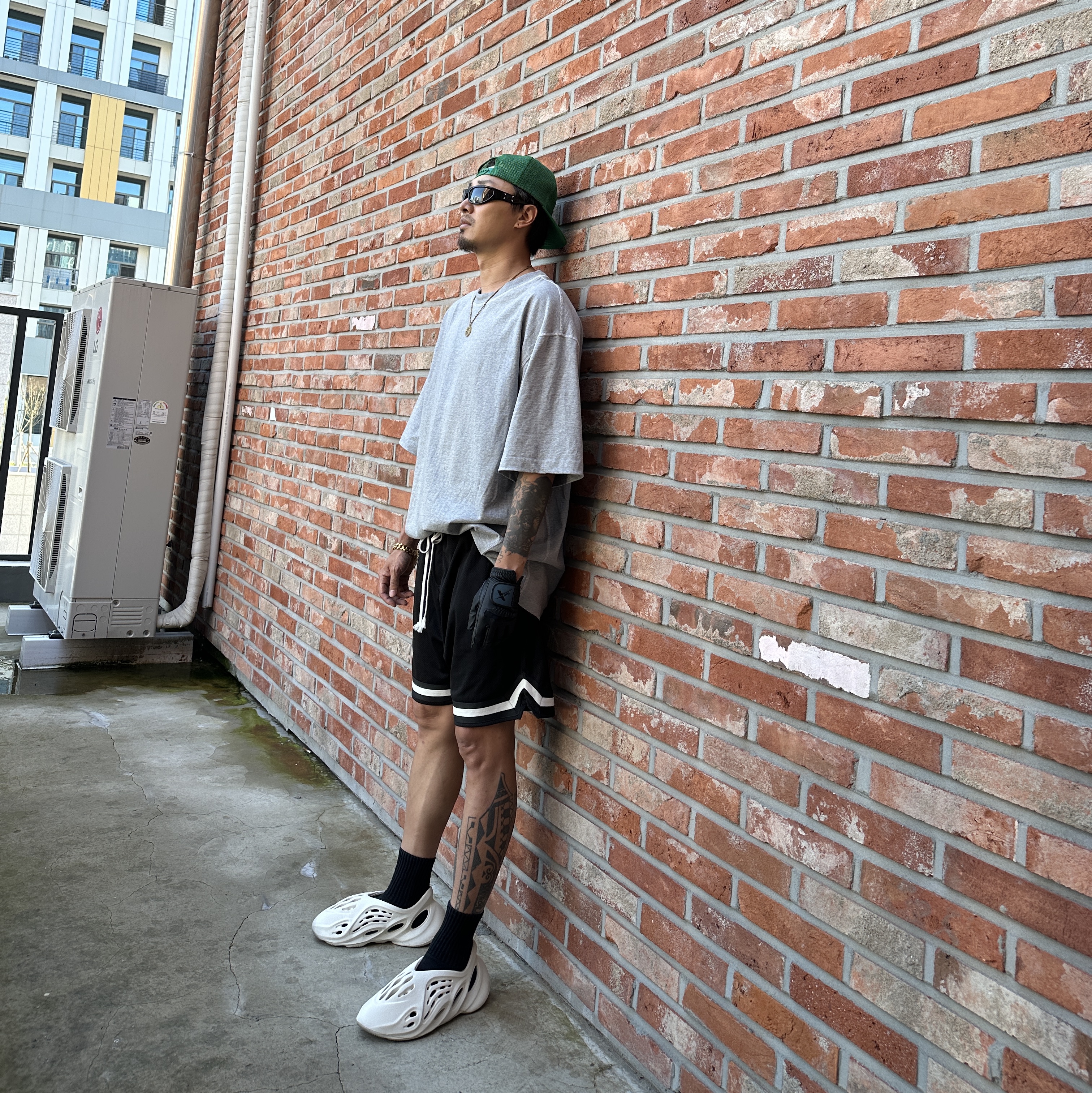 Adidas Yeezy Foam RNNR Sand, Gentle Monster x Maison Margiela MM003 Black Black 착용 스타일